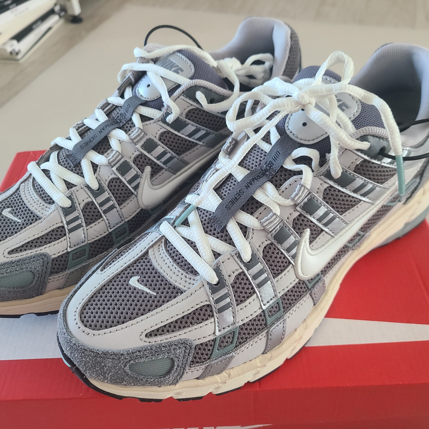 Nike P-6000 Flat Pewter Light Iron Ore 착용 스타일 - 2