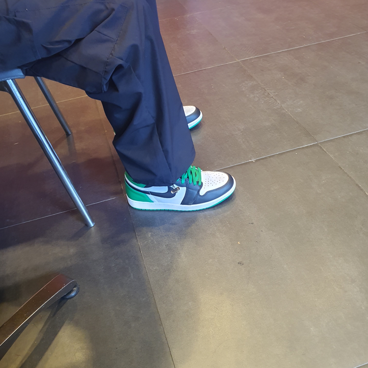 Jordan 1 Retro High OG Black and Lucky Green 착용 스타일 - 2