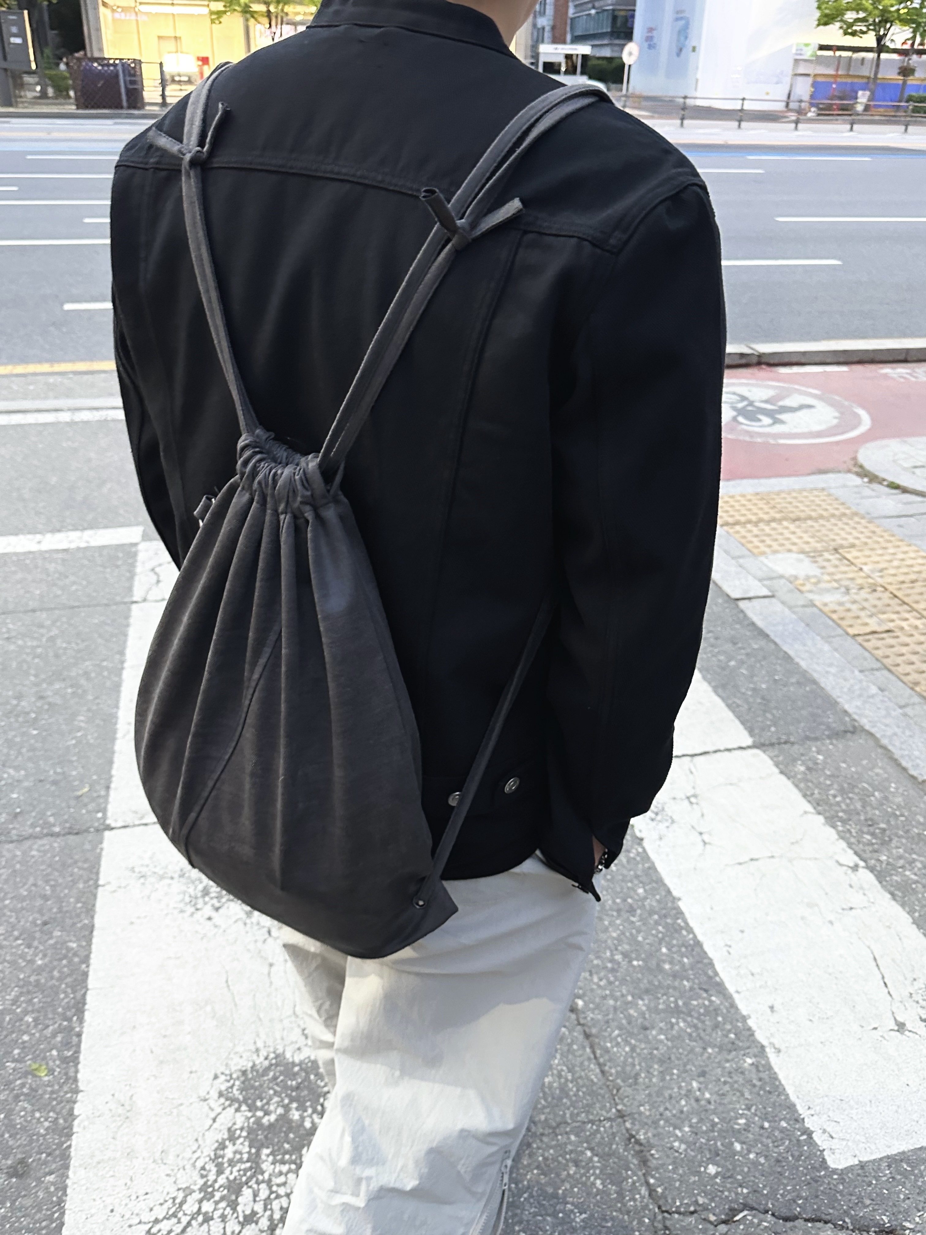 Bottega Veneta Tire Chelsea Boot Black Ebony, Our Legacy Ladon Leather Keychain Black 착용 스타일 - 5
