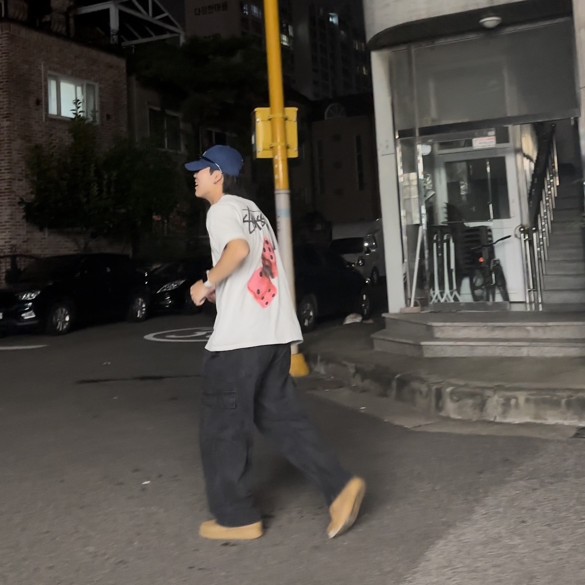 Stussy Fuzzy Dice T-Shirt White, Nike Air Force 1 '07 WB Flax 착용 스타일 - 1