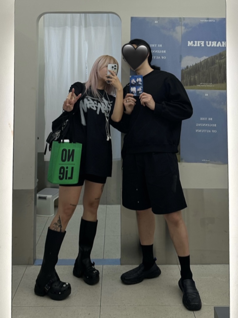Crocs x Feng Chen Wang Siren Clog Black, Stussy Dizzy Stock T-Shirt Black 착용 스타일 - 1