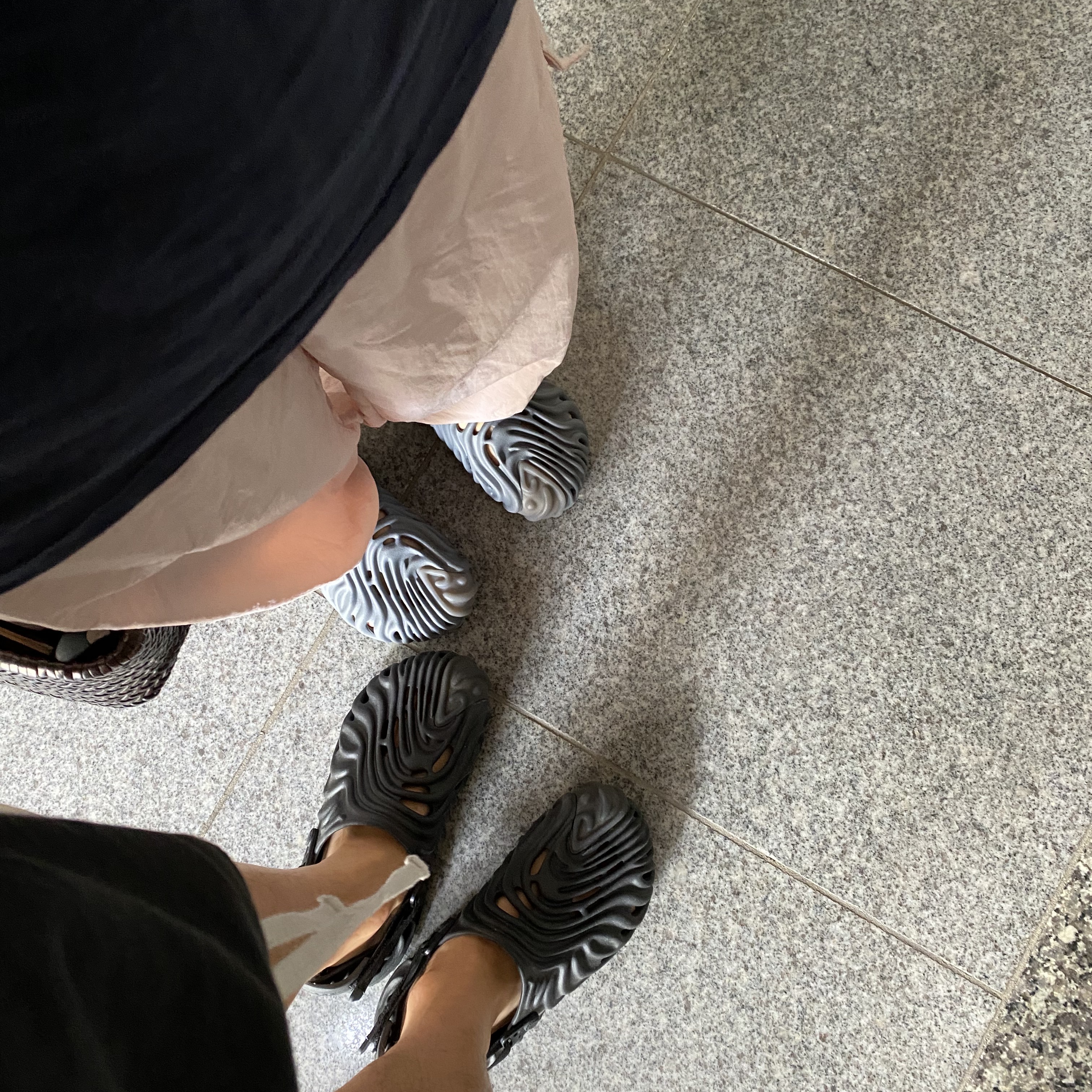 Crocs x Salehe Bembury Pollex Clog Niagara, Crocs x Salehe Bembury Pollex Clog Sasquatch 착용 스타일