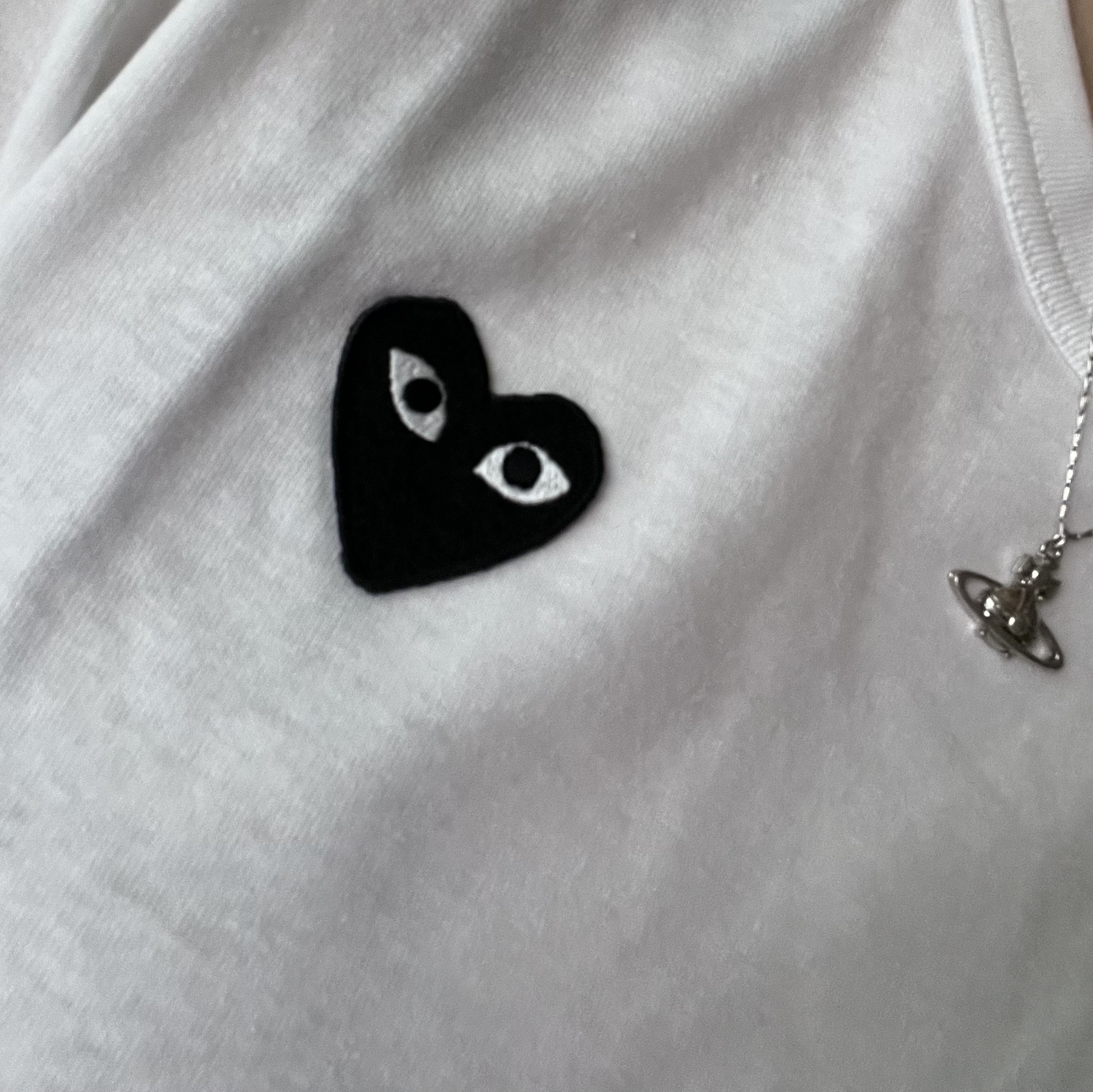Play Comme des Garcons Black Heart LS T-Shirt White 착용 스타일