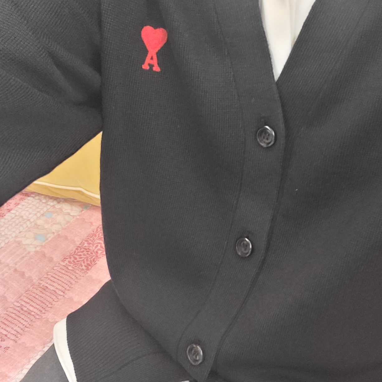 AMI de Coeur Wool Cardigan Black 착용 스타일 - 2