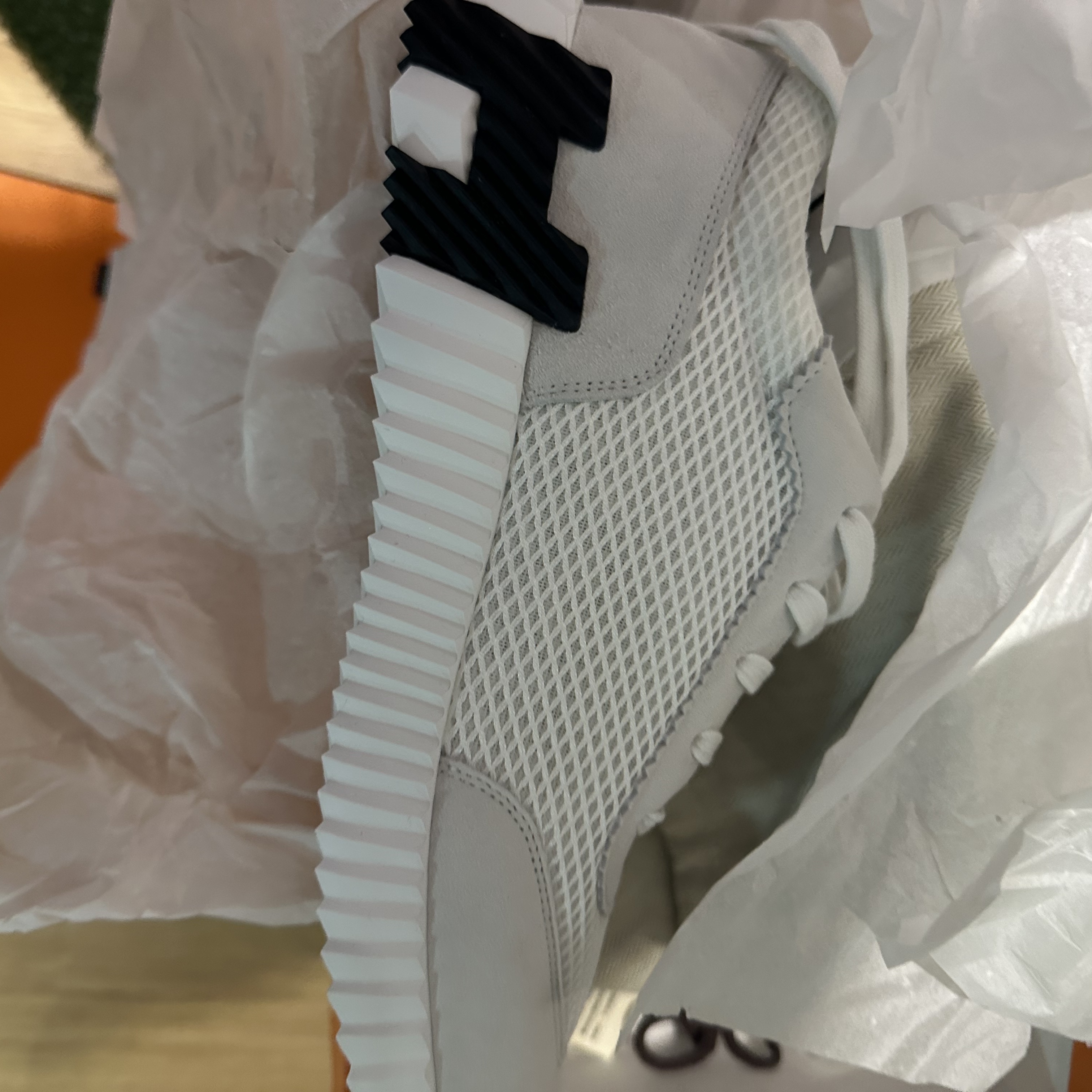 Hermes Bouncing Sneakers Graphic Mesh Suede Goatskin & Blanc 착용 스타일 - 1