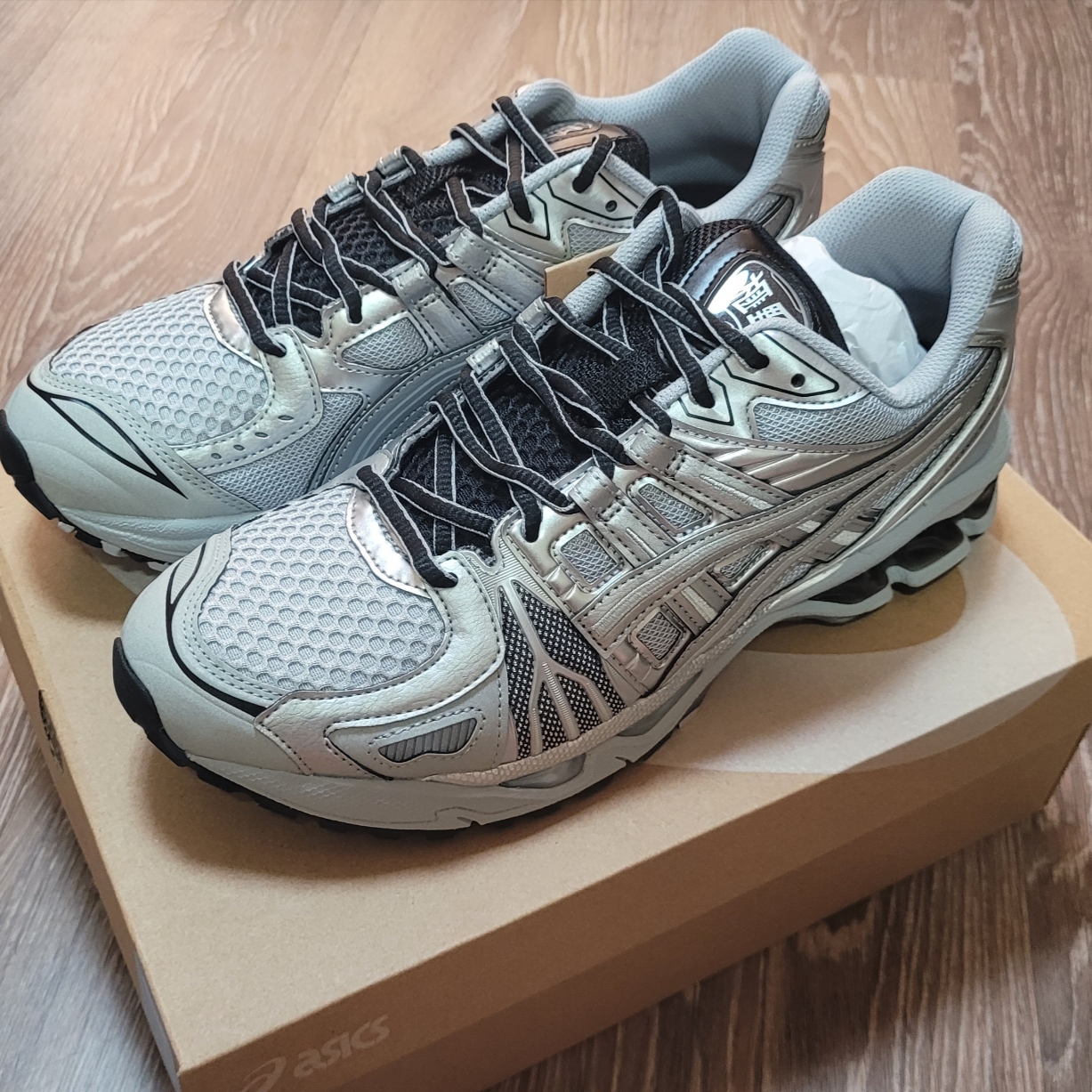 Asics Gel-Kayano Legacy Pure Silver, Asics Gel-1130 Oyster Grey Clay Grey 착용 스타일 - 1