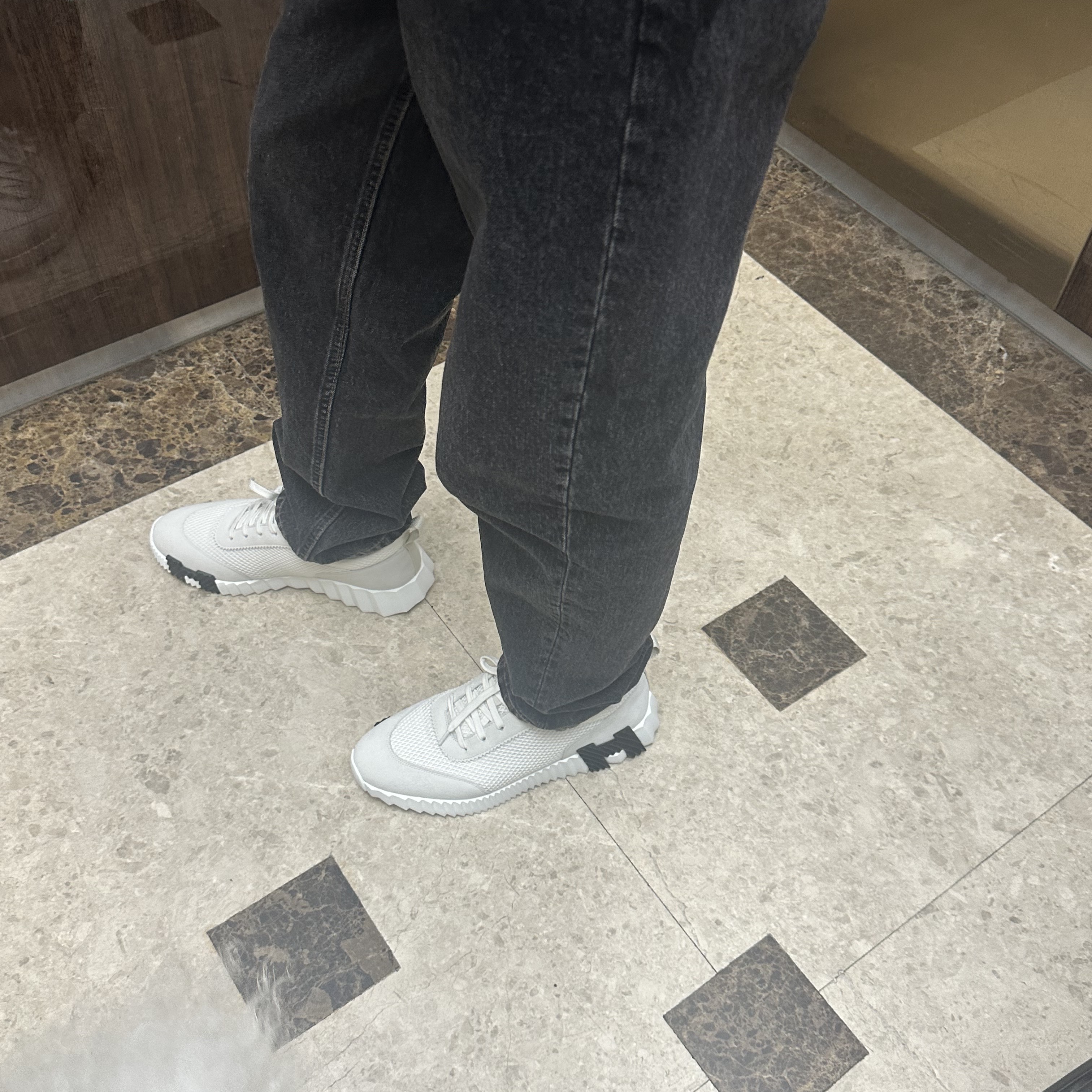 Hermes Bouncing Sneakers Graphic Mesh Suede Goatskin & Blanc 착용 스타일 - 2