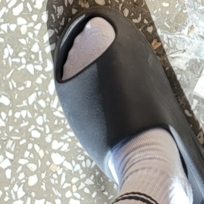 Adidas Yeezy Slide Onyx 착용 스타일