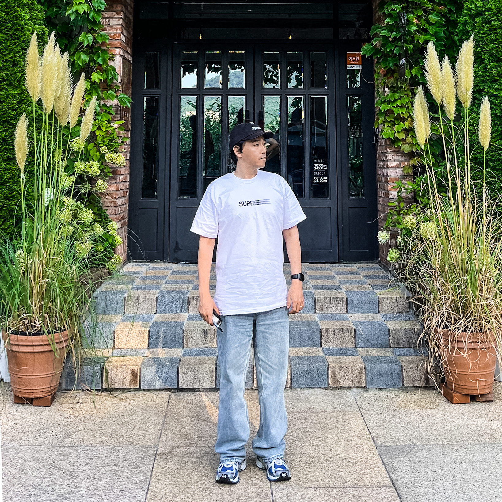Supreme Motion Logo T-Shirt White - 23SS, Balenciaga Runner Sneakers Blue White 착용 스타일