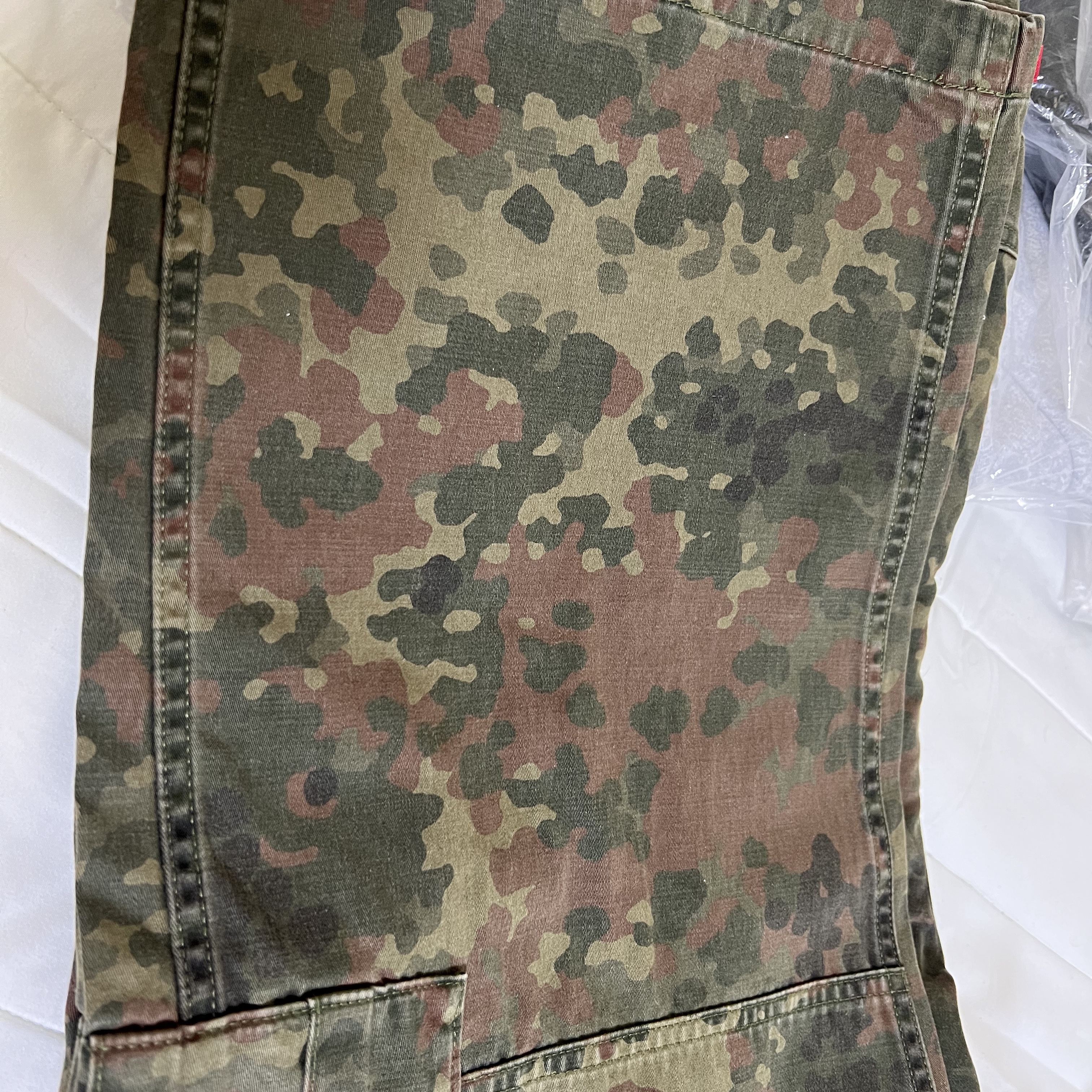 Supreme Cargo Pants Flecktarn Camo - 23FW 착용 스타일 - 1
