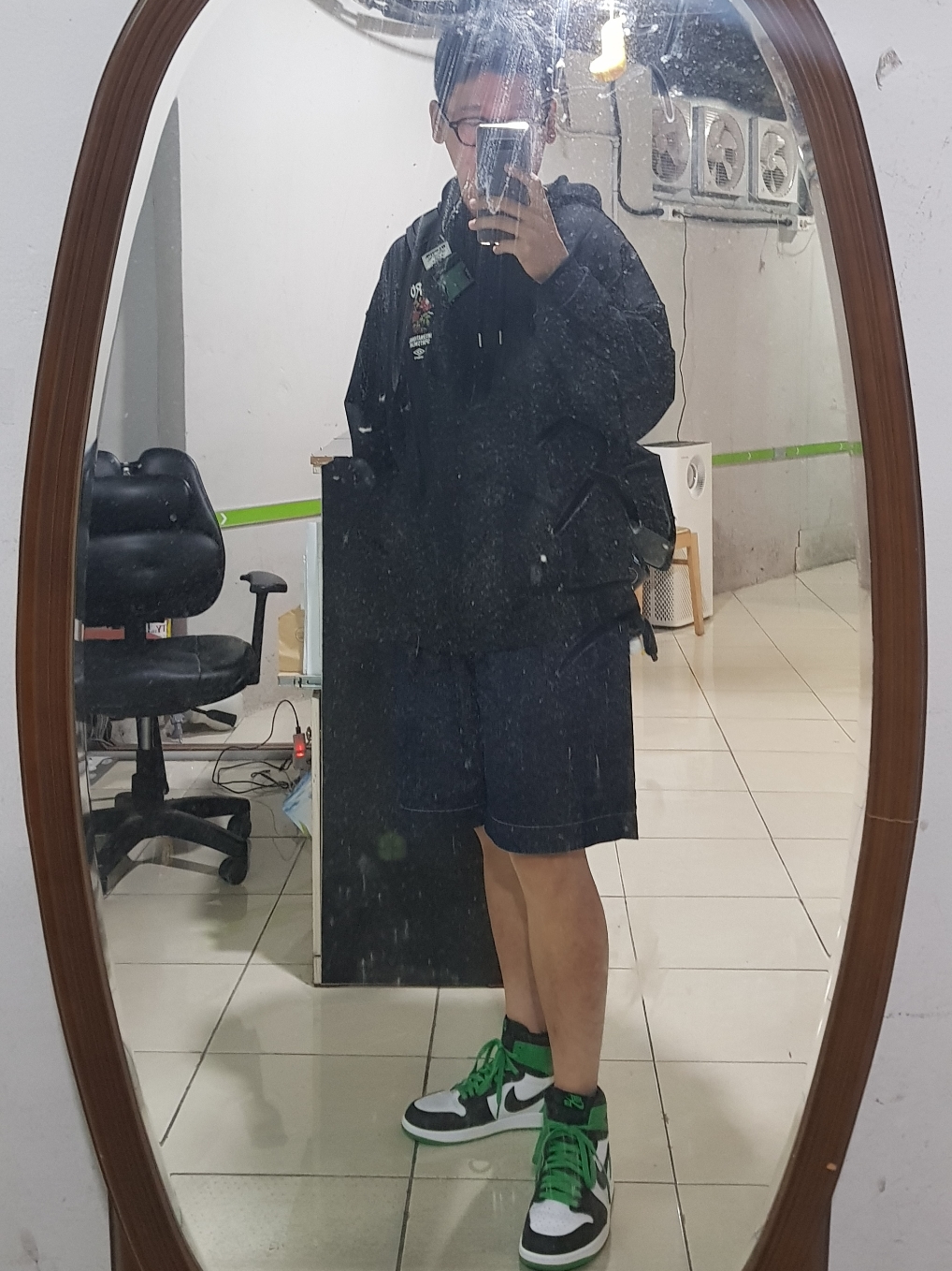 Jordan 1 Retro High OG Black and Lucky Green 착용 스타일 - 1