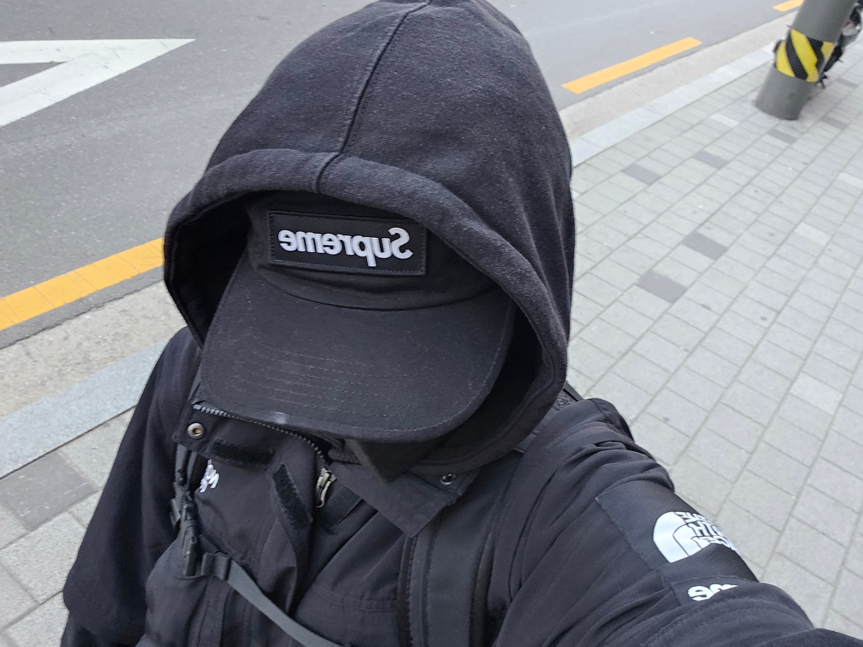 Supreme x The North Face Trekking Convertible Jacket Black - 22SS, Supreme Military Camp Cap Black - 22SS 착용 스타일