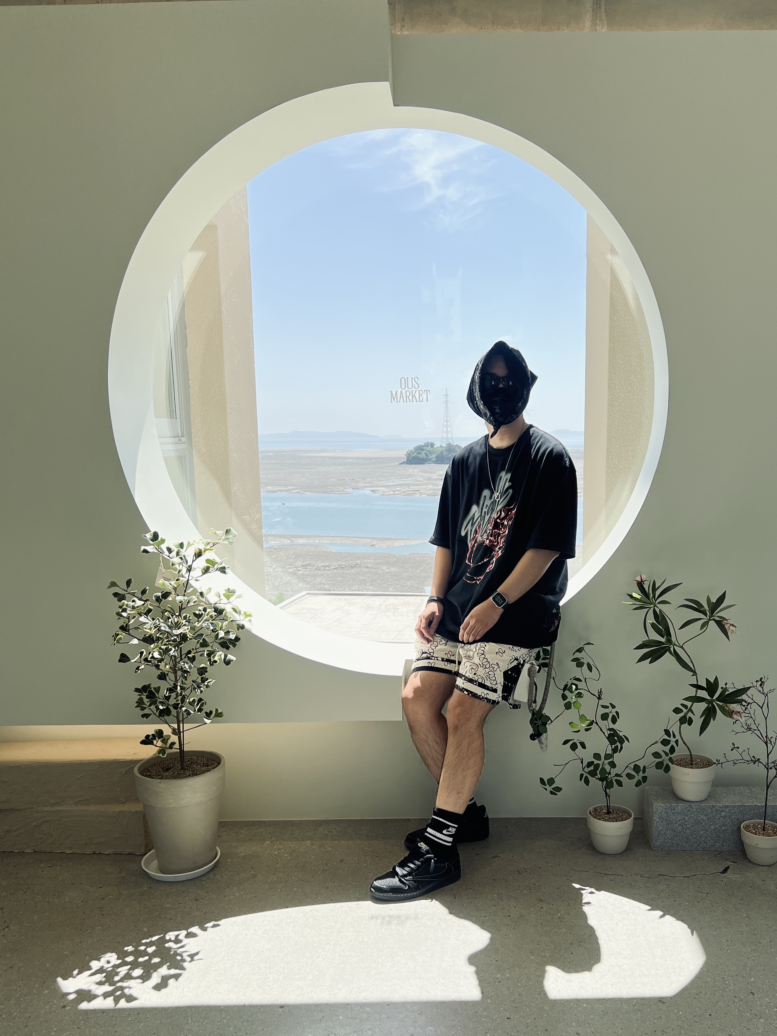 Stussy 8 Ball Keychain Black, Jordan 1 x Travis Scott Retro Low OG SP Black Phantom 착용 스타일 - 1