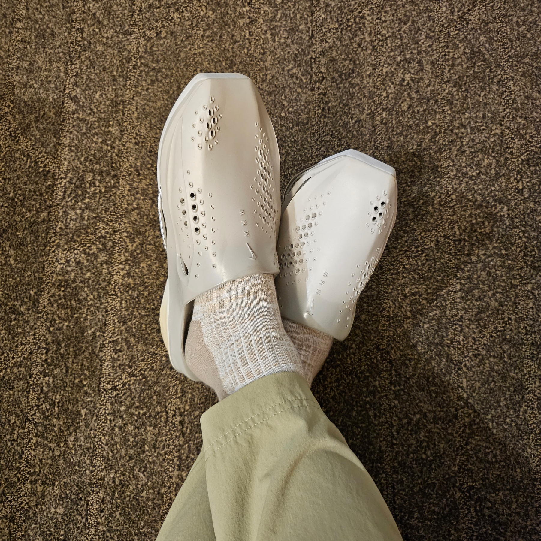 Nike x Matthew M Williams 005 Slide Light Bone and Chrome, Nike ACG Oregon Series Cargo Pants Neutral Olive - Asia 착용 스타일