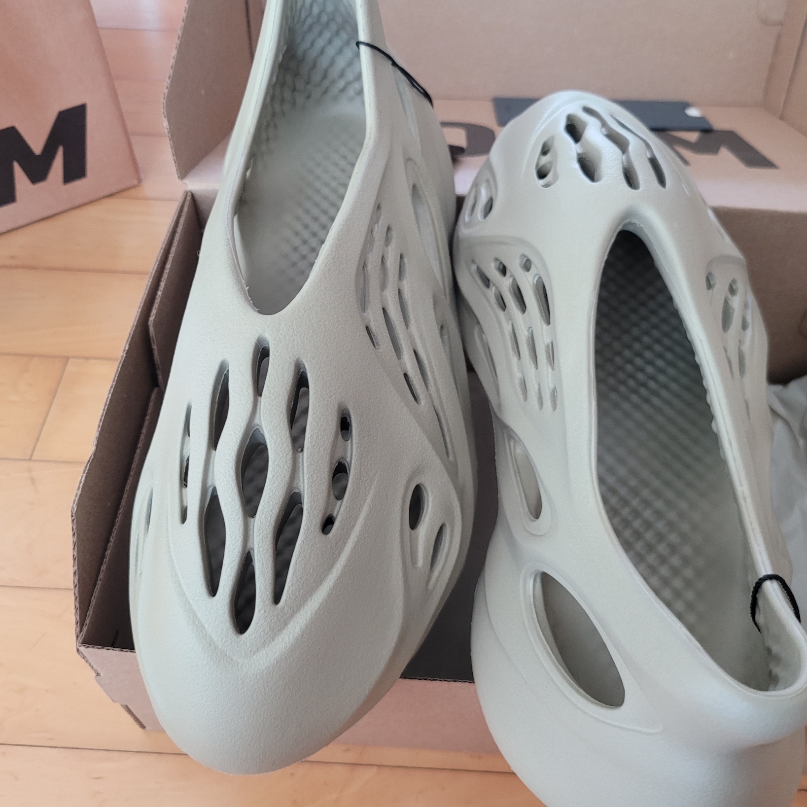 Adidas Yeezy Foam RNNR Stone Salt 착용 스타일 - 3