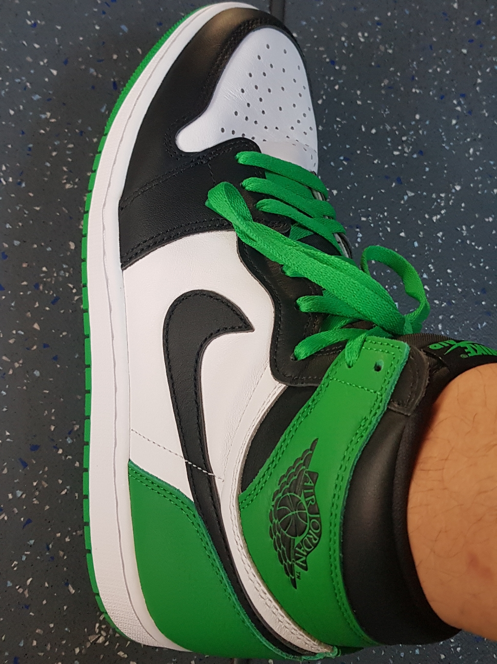 Jordan 1 Retro High OG Black and Lucky Green 착용 스타일 - 3