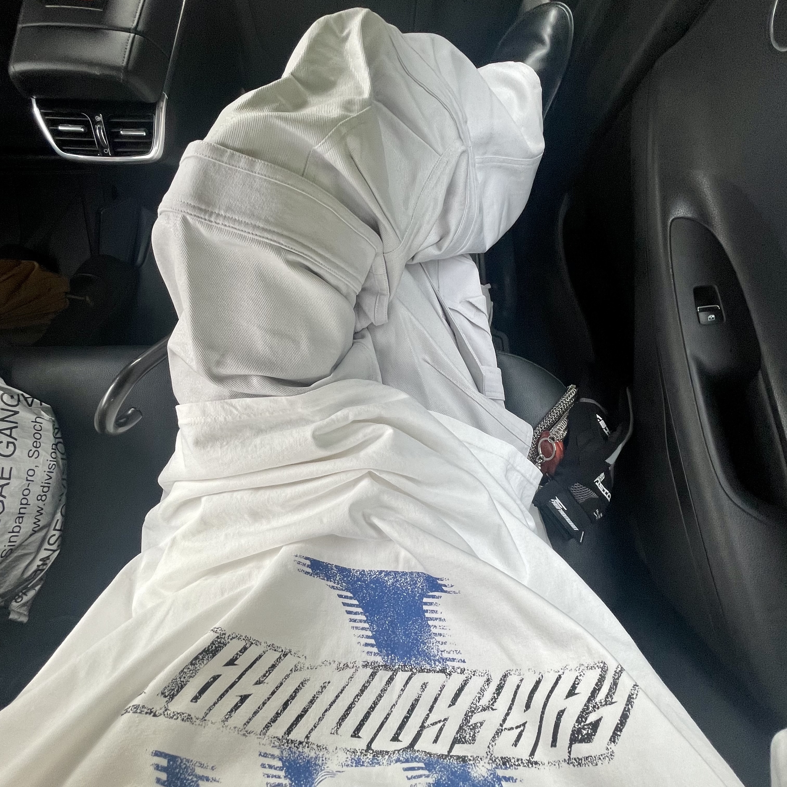 Farfromwhat Far Washed Sponsor Logo T-Shirt White, Balenciaga Home Slippers Black 착용 스타일