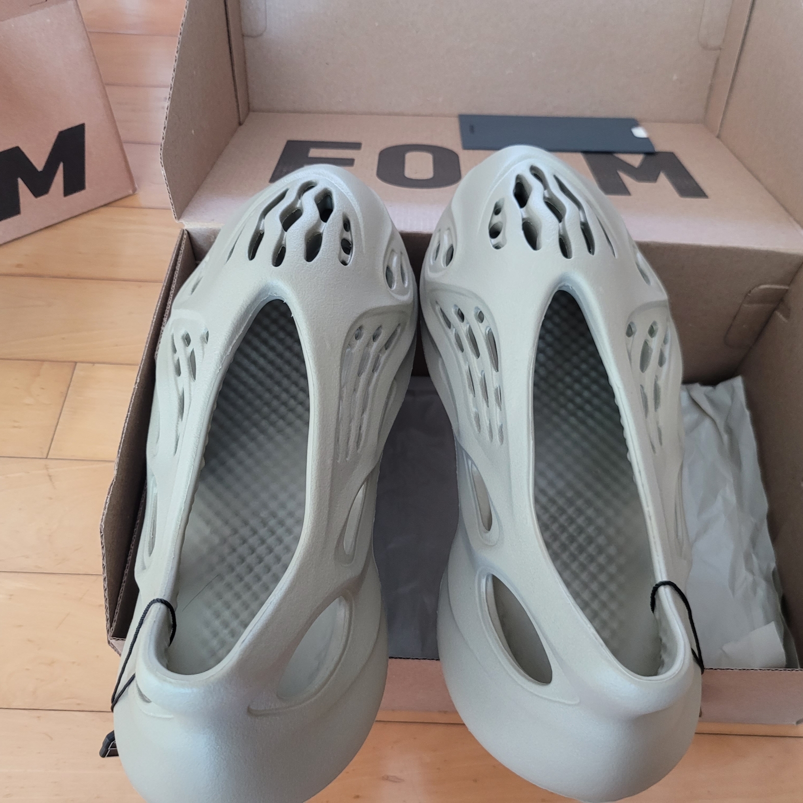 Adidas Yeezy Foam RNNR Stone Salt 착용 스타일 - 1