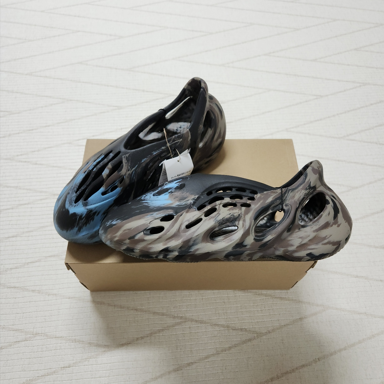 Adidas Yeezy Foam RNNR MX Cinder 착용 스타일 - 2