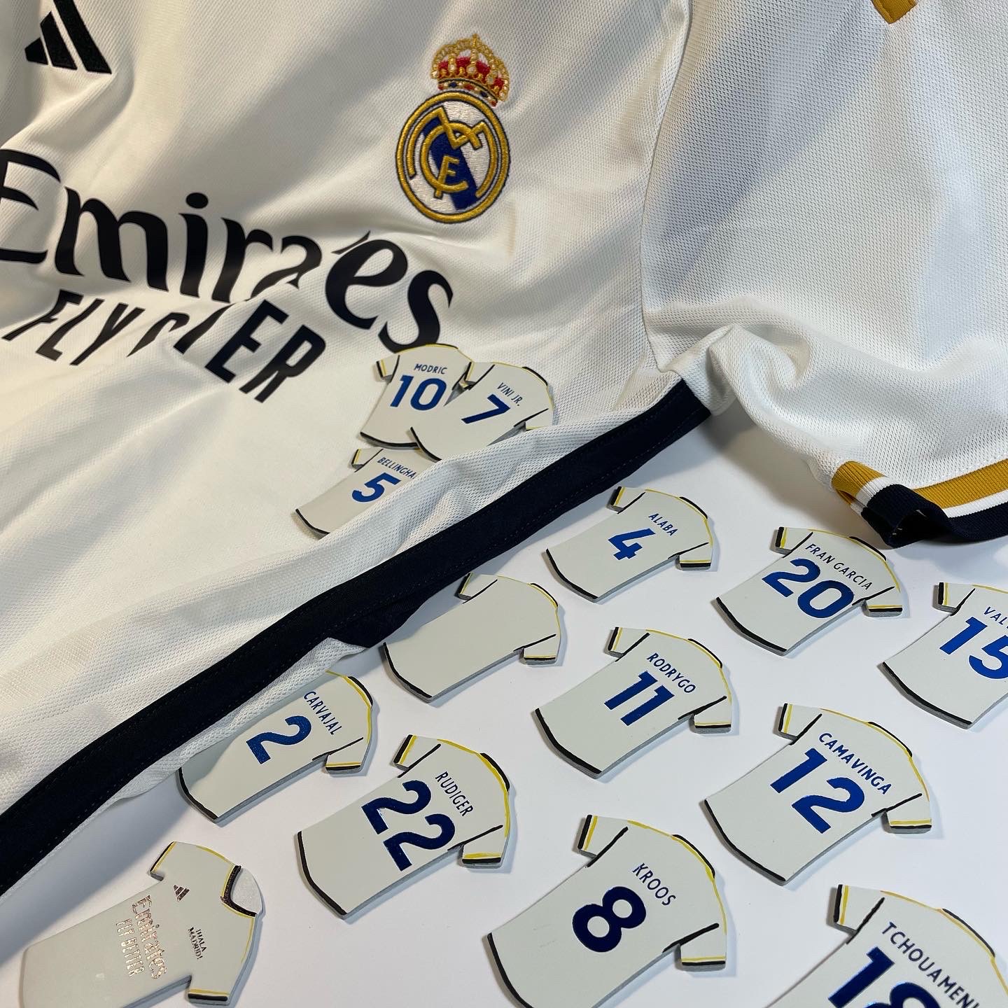 Adidas Real Madrid 2023/24 Home Jersey White - KR Sizing (Non Marking Ver.), Adidas Manchester United 2023/24 Home Jersey Team Collegiate Red - KR Sizing (Non Marking Ver.) 착용 스타일 - 1