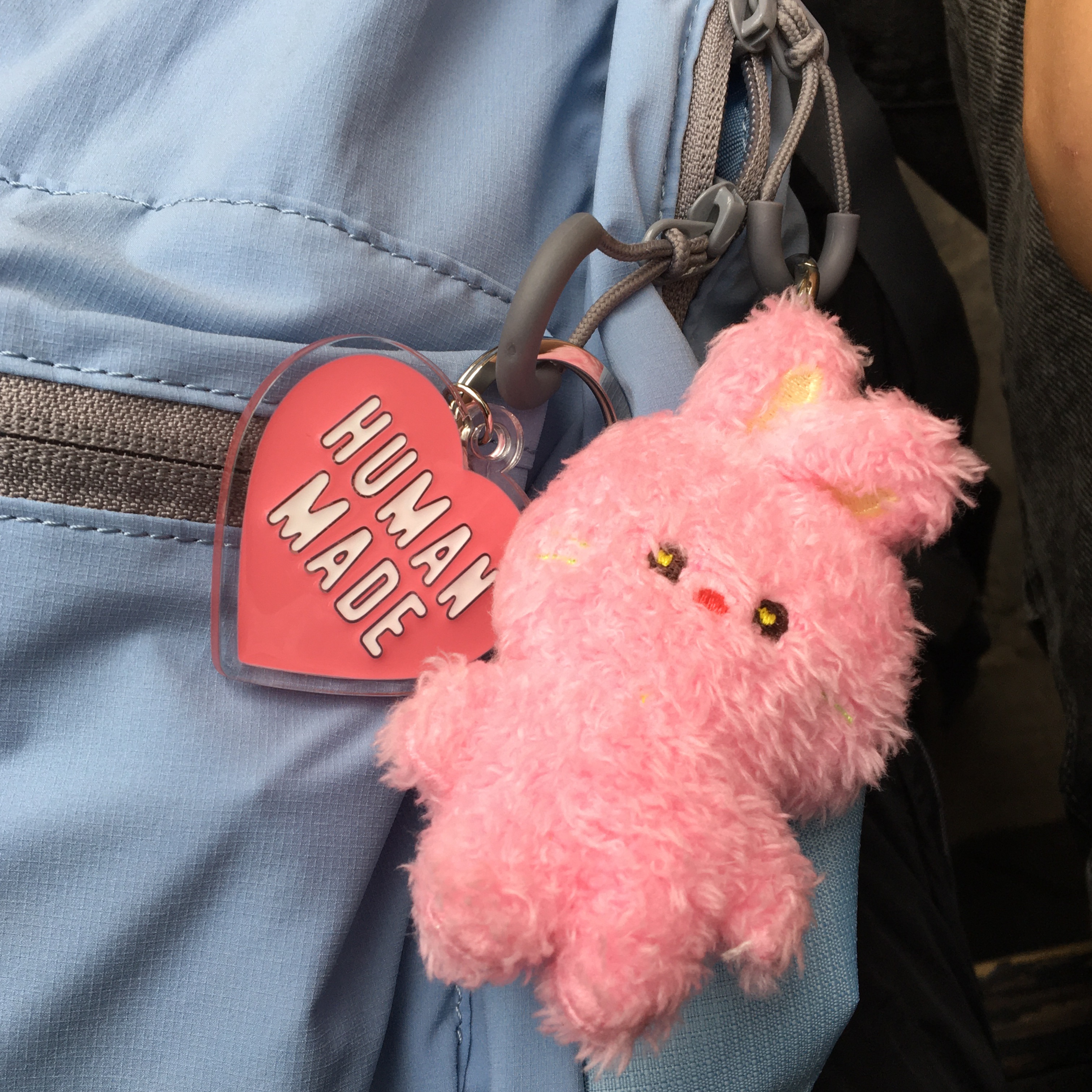 Human Made Acrylic Heart Keyring Pink, NewJeans Bunini Doll Keyring Pink 착용 스타일 - 2