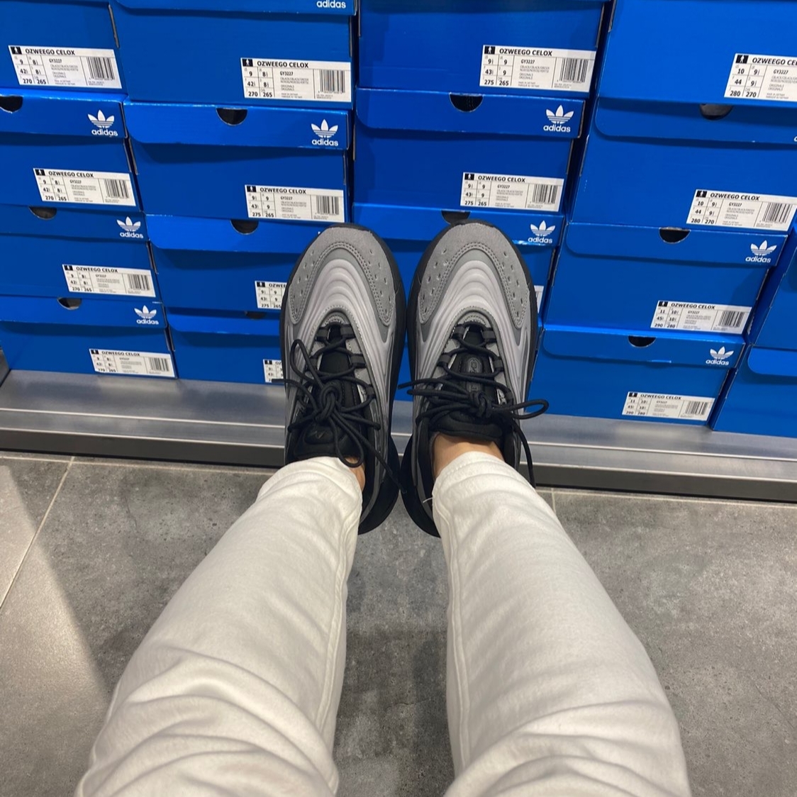 Adidas Ozelia Gray Core Black 착용 스타일
