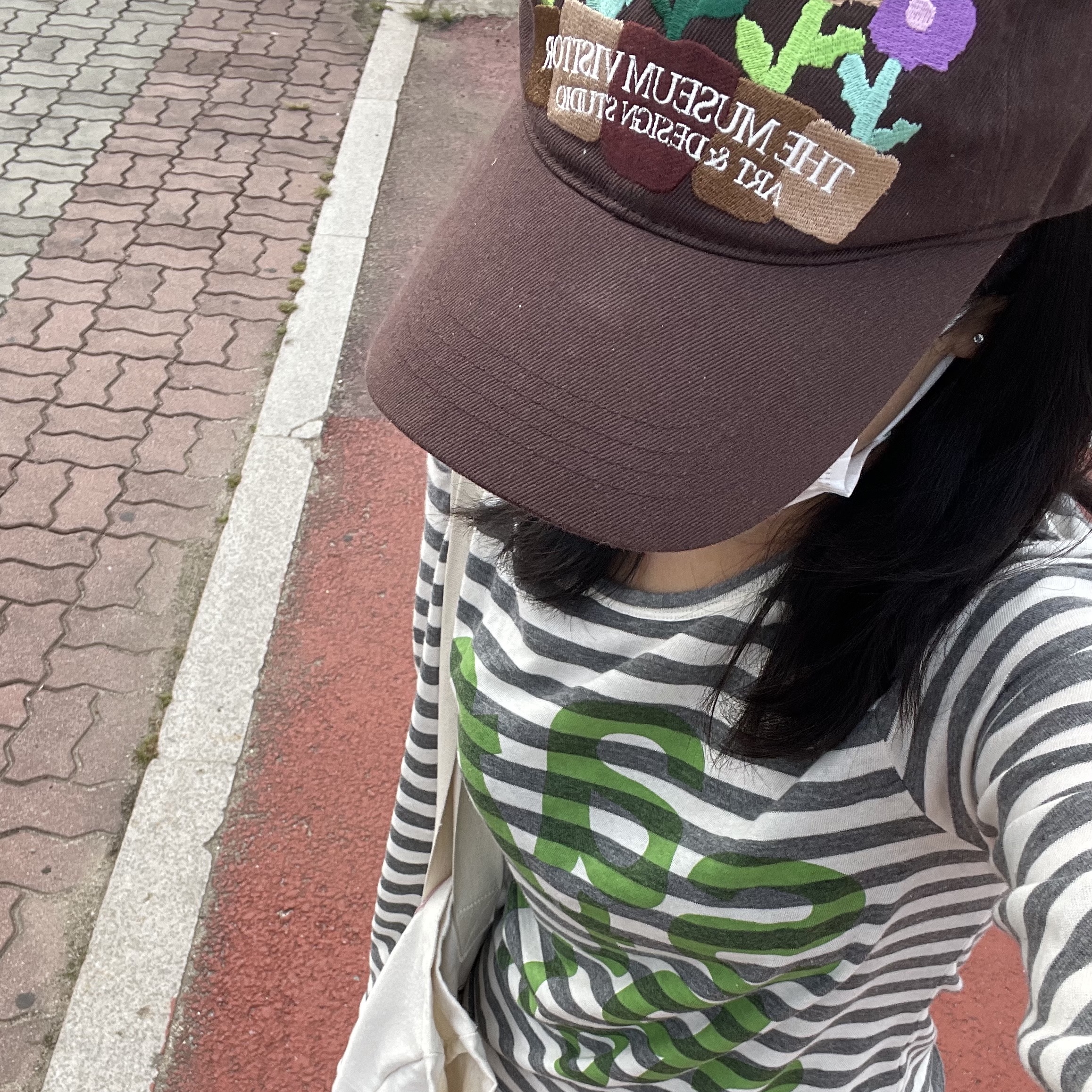 [KREAM 단독] Safarispot Women 1/2 Ticketing Stripe Border Tee Gray 착용 스타일 - 1