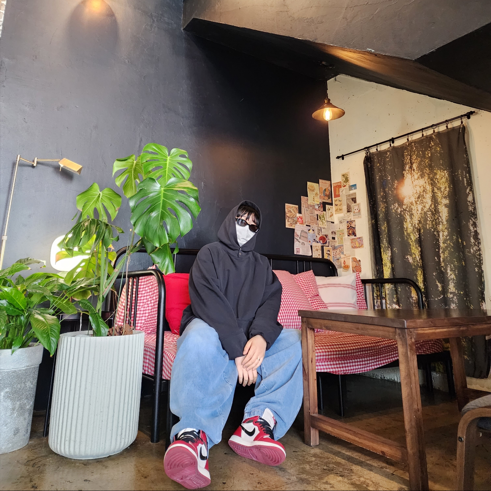 Gentle Monster x Maison Margiela MM004 Black Black, Jordan 1 Retro High OG Chicago 2022 착용 스타일 - 4