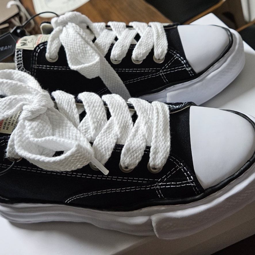 Maison Mihara Yasuhiro Peterson OG Sole Canvas Low Sneakers Black 착용 스타일 - 1