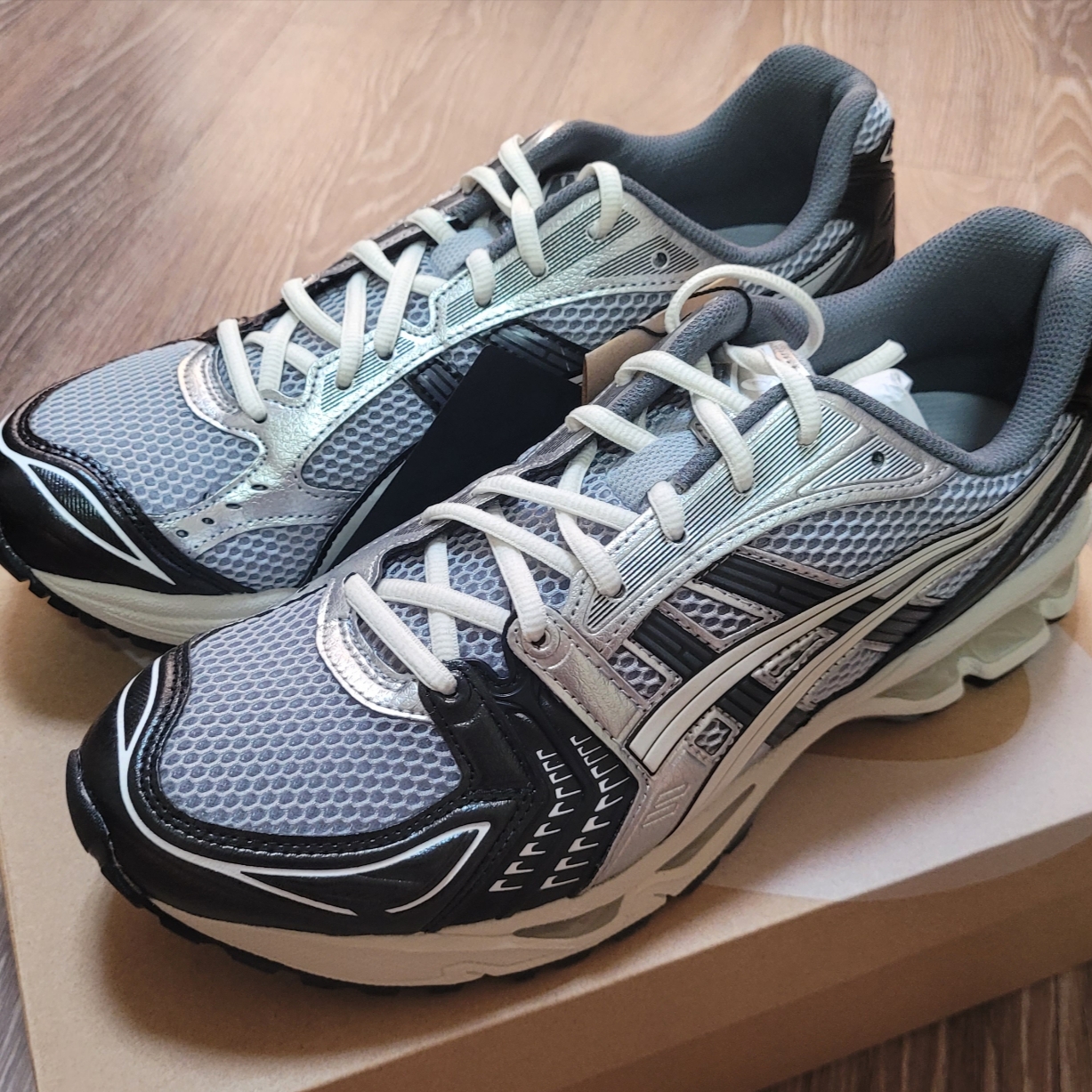 Asics Gel-Kayano Legacy Pure Silver, Asics Gel-1130 Oyster Grey Clay Grey 착용 스타일 - 3