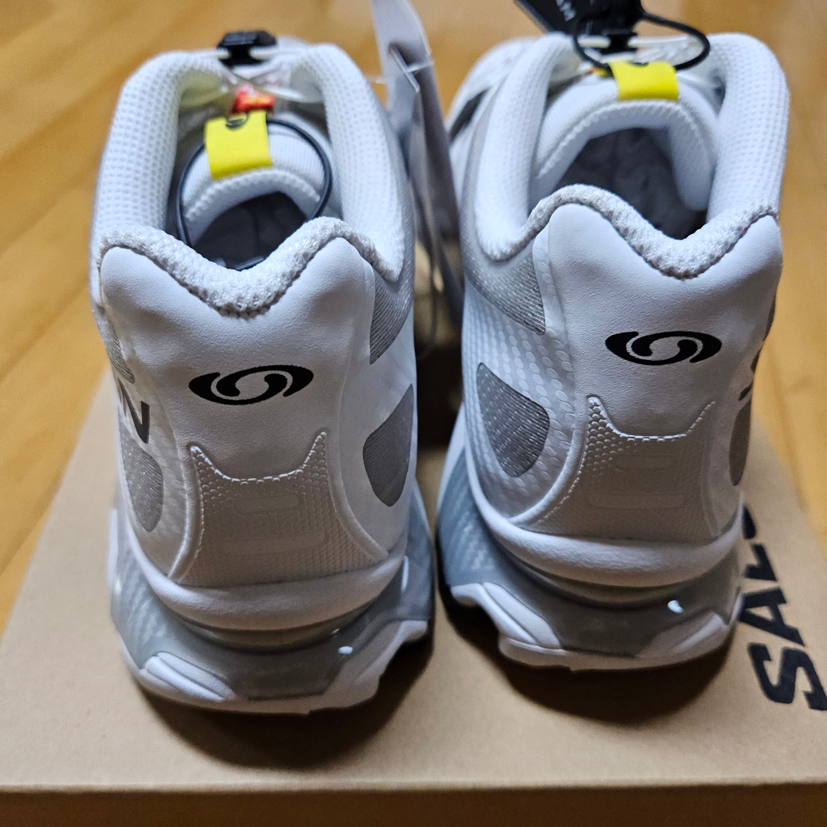 Salomon XT-4 White Lunar Rock 착용 스타일 - 4
