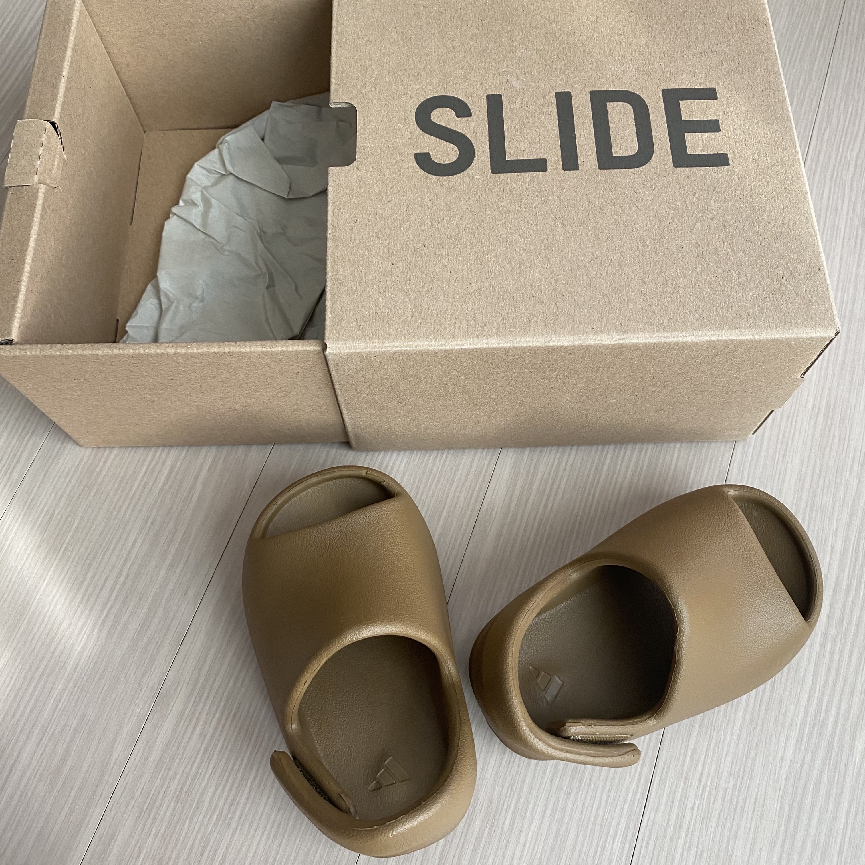 (Infant) Adidas Yeezy Slide Flax 착용 스타일