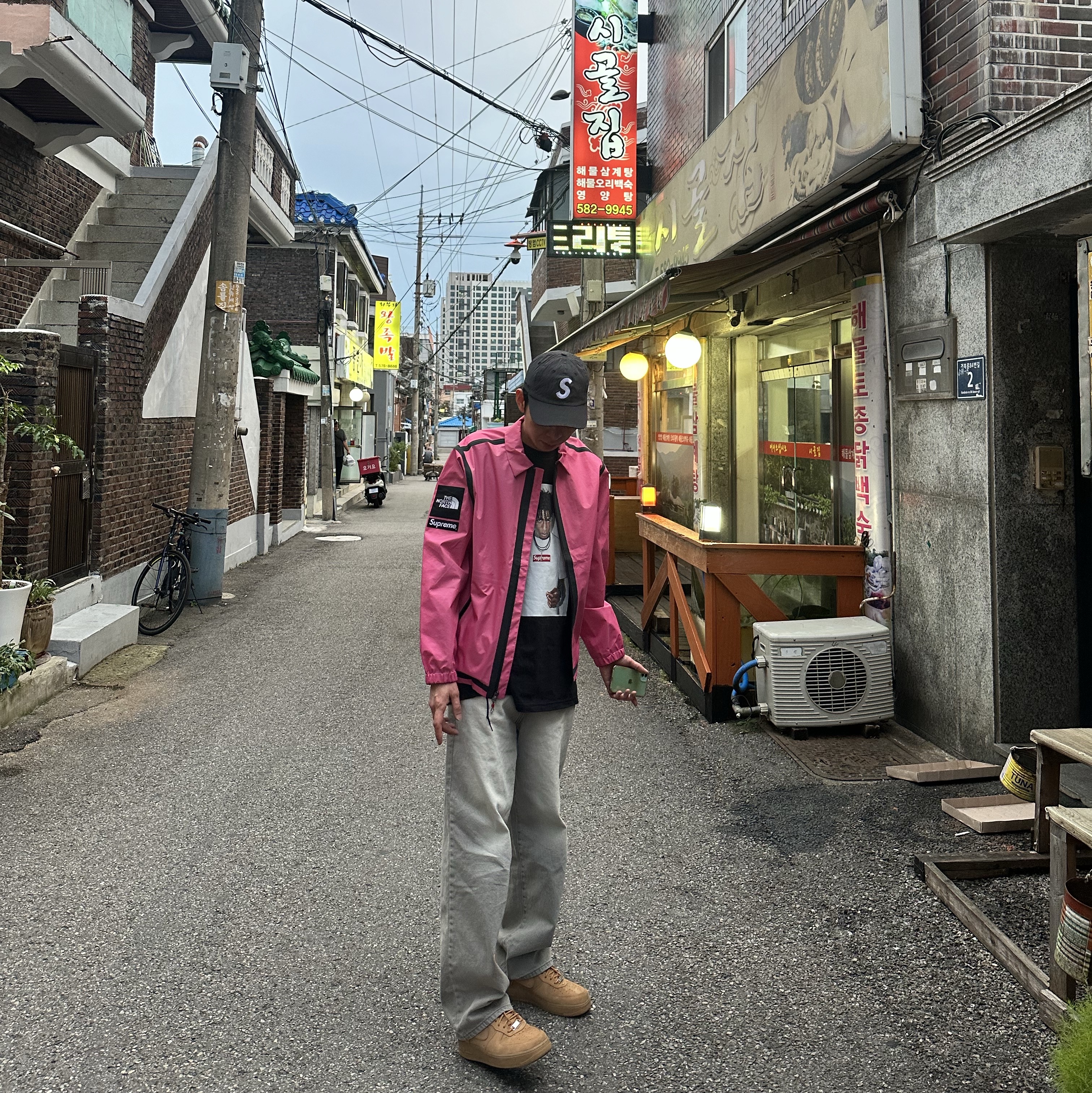 Supreme x The North Face Summit Series Outer Tape Seam Coaches Jacket Pink - 21SS, Supreme NBA Youngboy T-Shirt Black - 23FW 착용 스타일 - 1