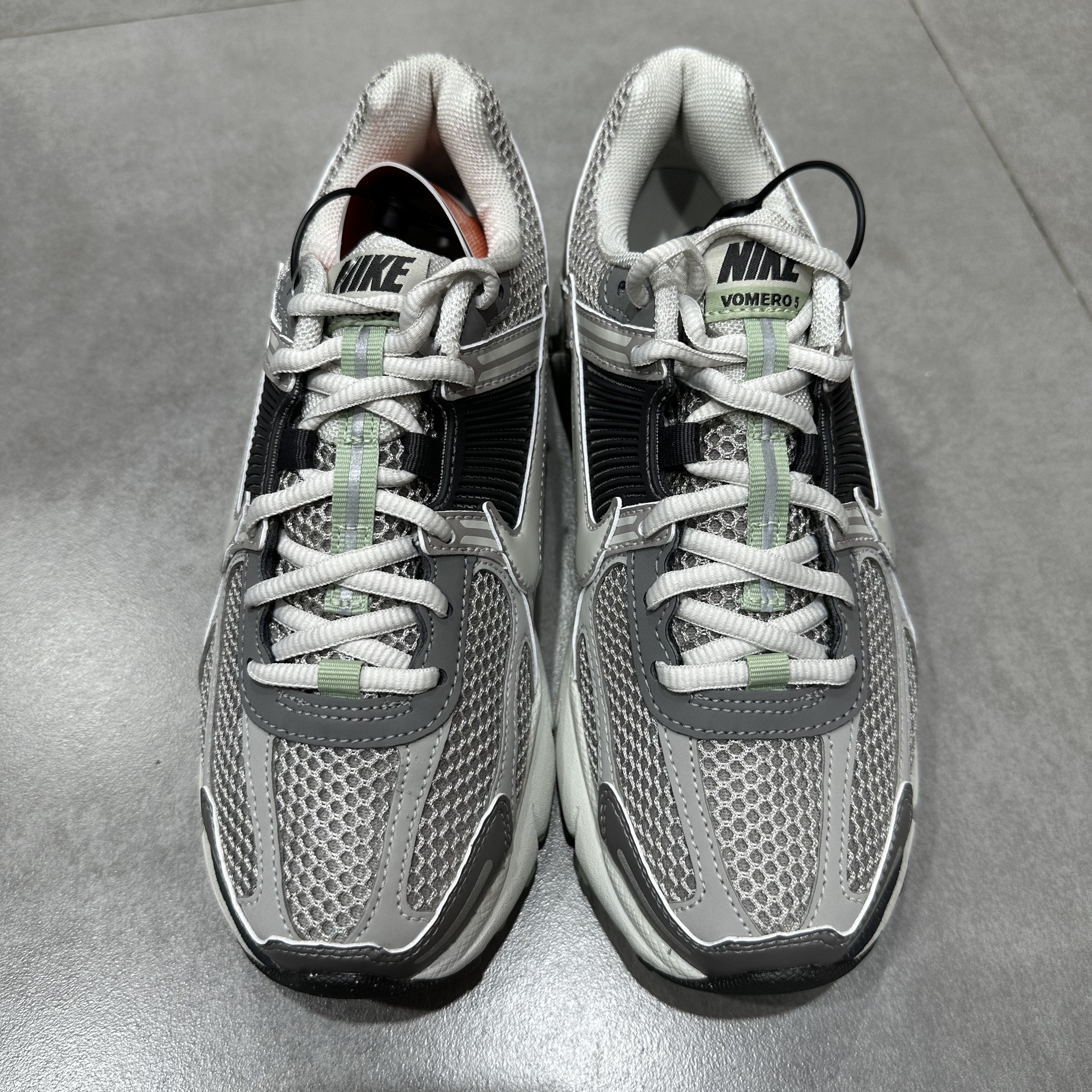 Nike Zoom Vomero 5 Light Bone and Black, (W) Nike Zoom Vomero 5 Cobblestone and Flat Pewter 착용 스타일 - 2