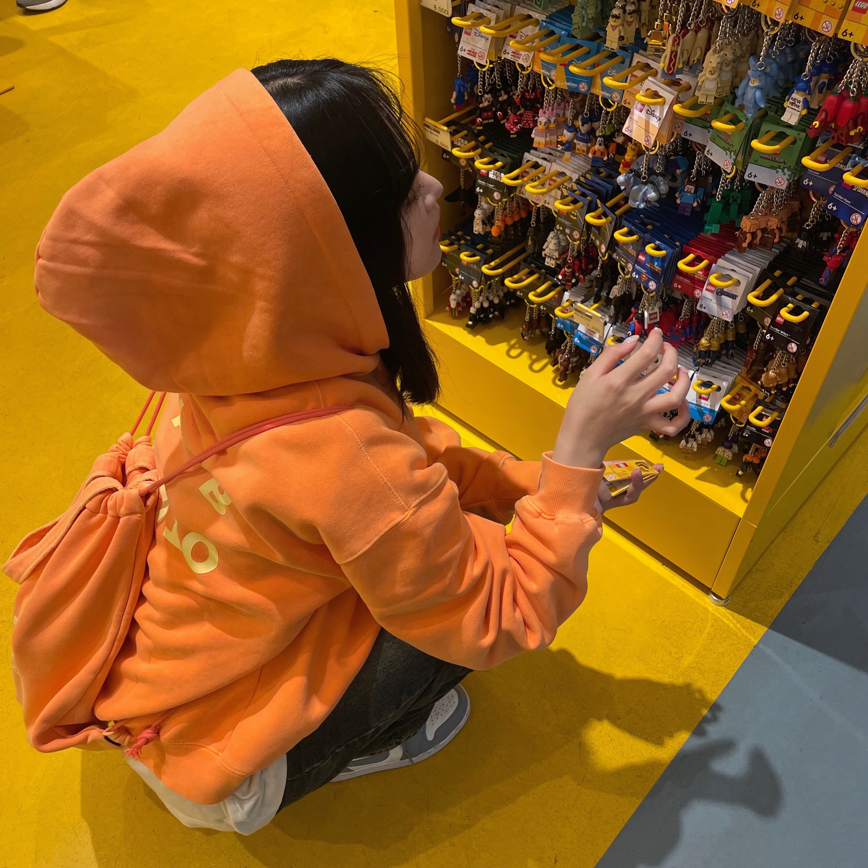 IAB Studio Pigment Hoodie & Sack Salmon 착용 스타일