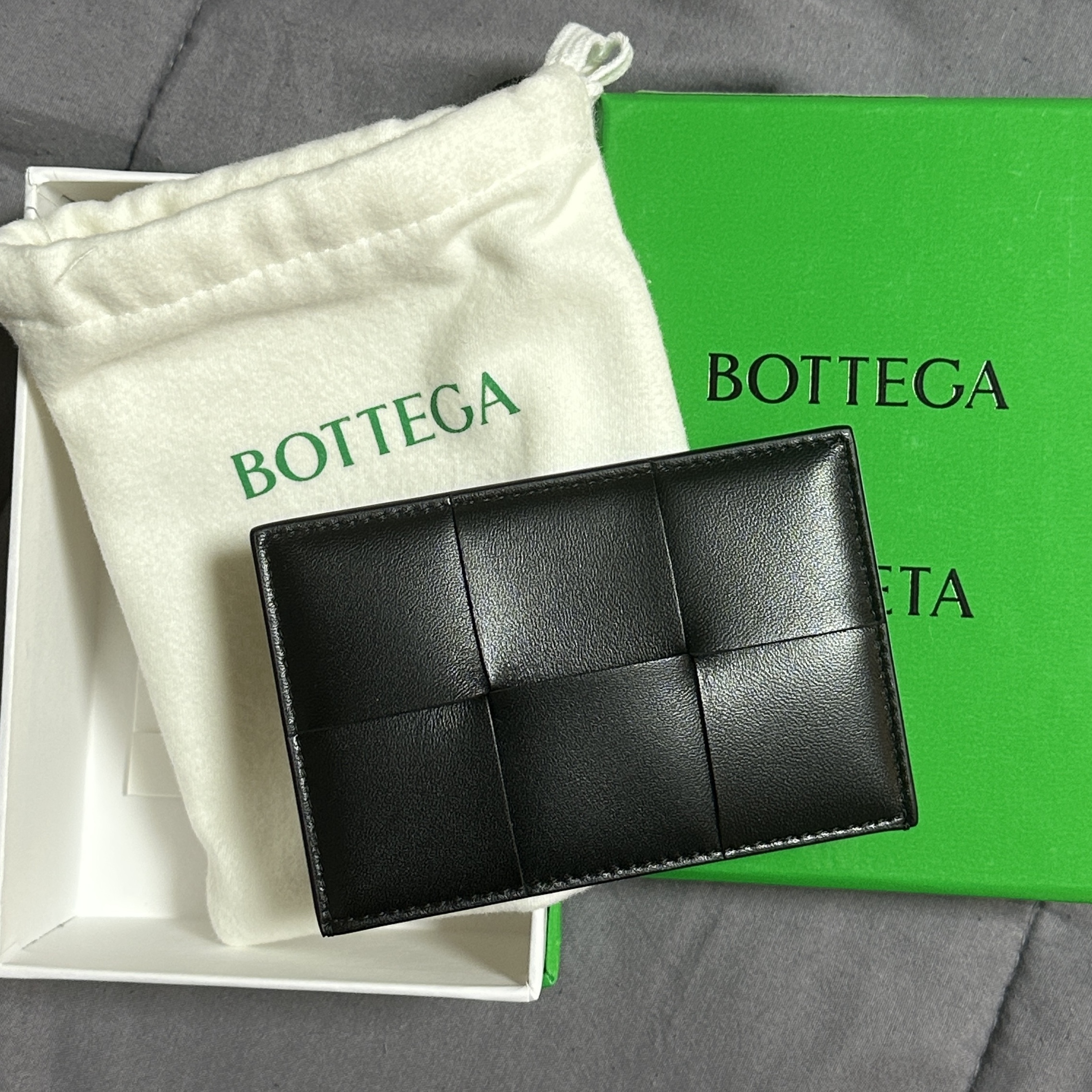 Bottega Veneta Credit Card Case Lambskin & Calfskin Black 착용 스타일