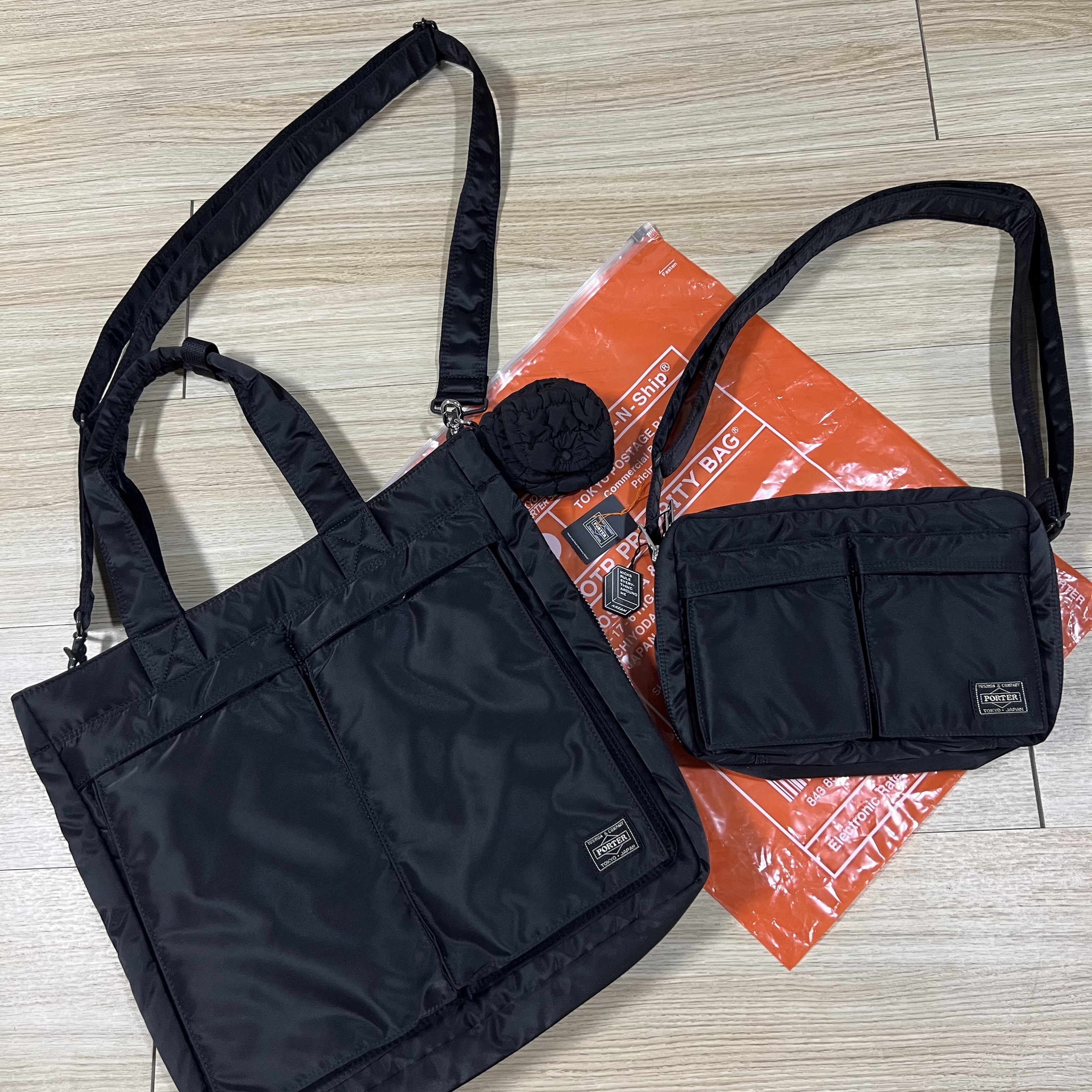 Porter Tanker Shoulder Bag S Black, Porter Tanker 2Way Tote Bag Black 착용 스타일 - 1