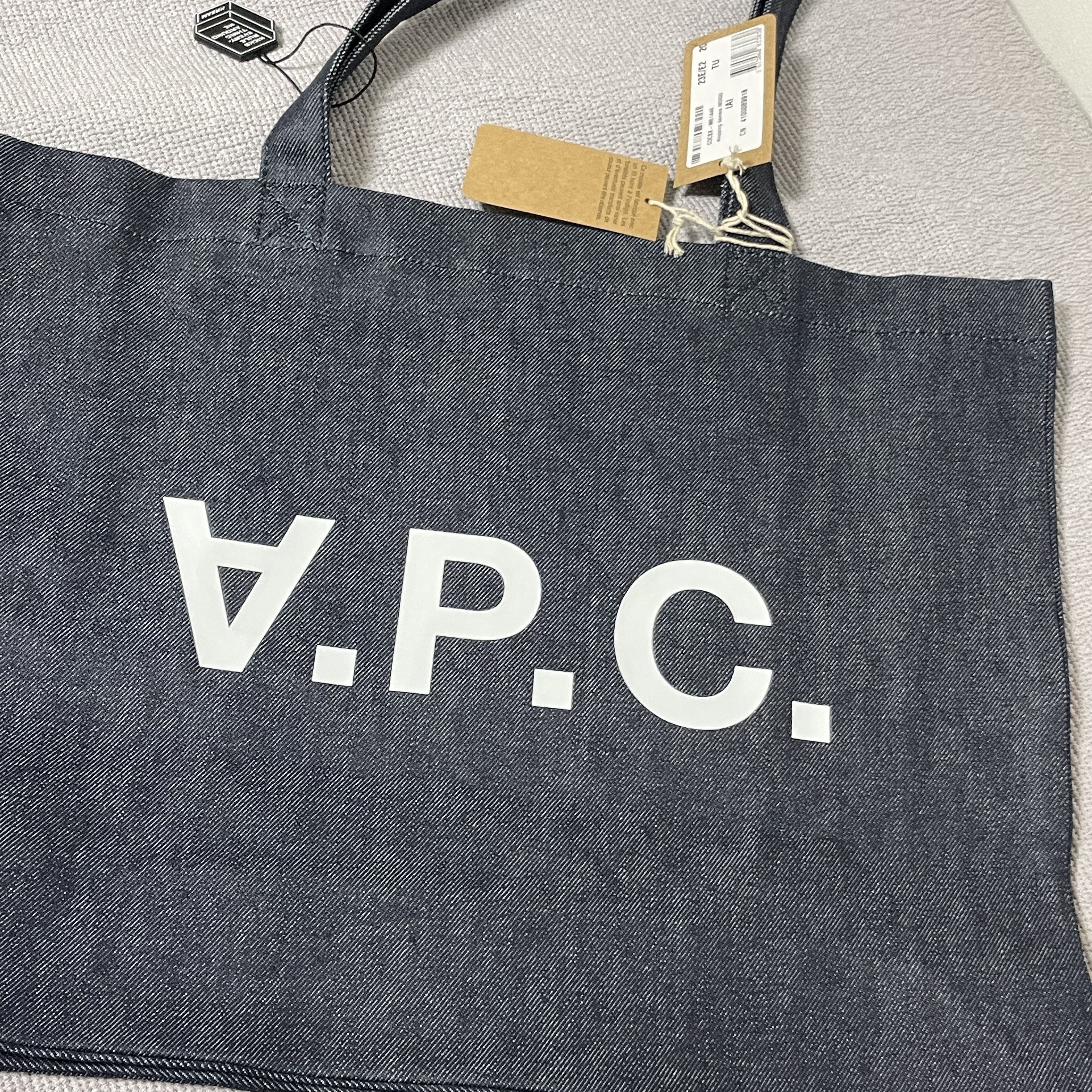 A.P.C. Daniela Shopping Bag Indigo 착용 스타일