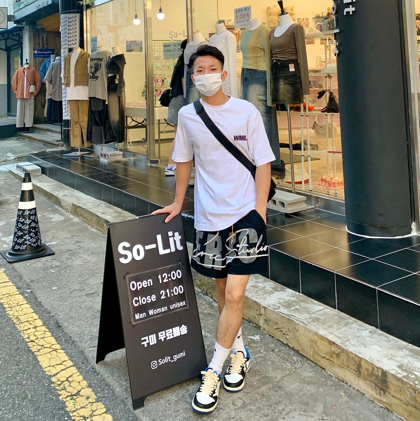 Jordan 1 x Travis Scott x Fragment Retro Low OG SP Military Blue 착용 스타일 - 1