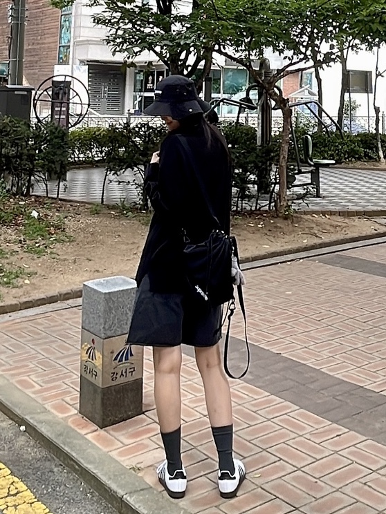 Adidas Samba OG Cloud White, Supreme Mesh Small Backpack Black - 23SS 착용 스타일 - 2