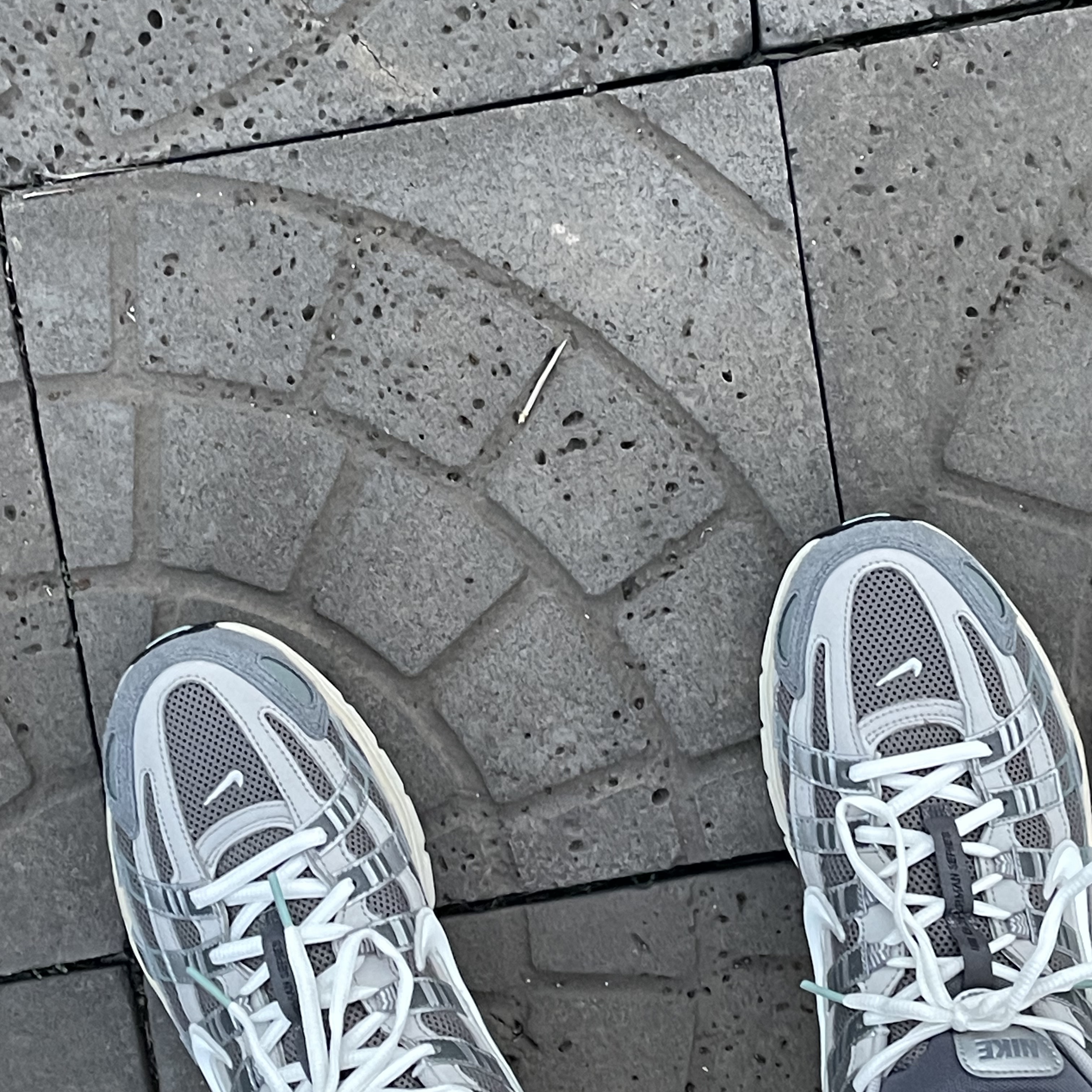 Nike P-6000 Flat Pewter Light Iron Ore 착용 스타일