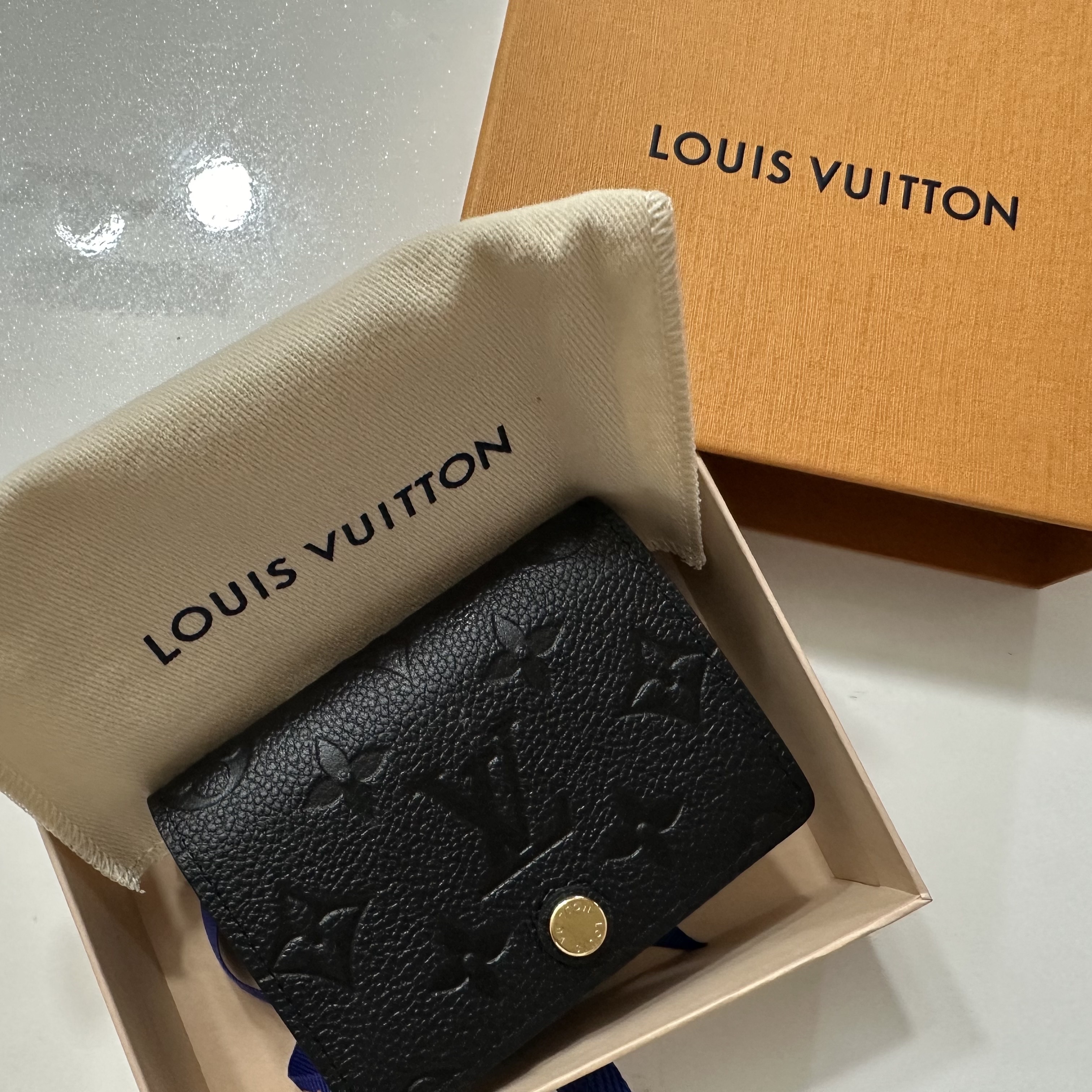 Louis Vuitton Business Card Holder Monogram Embossed Leather Black 착용 스타일