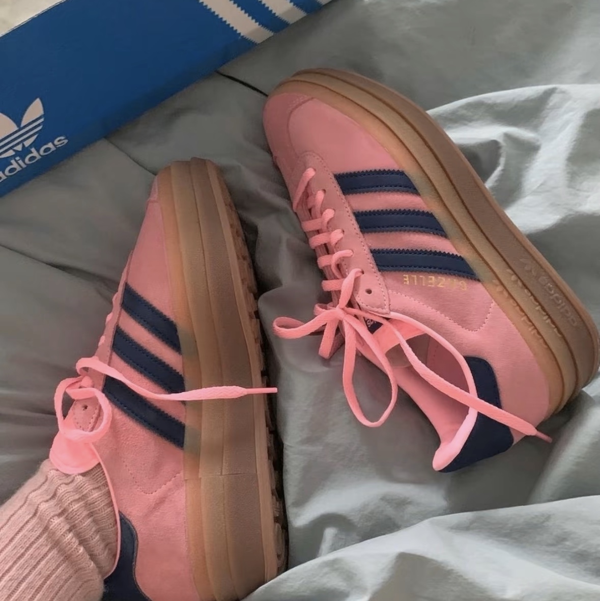 (W) Adidas Gazelle Bold Pink Glow Victory Blue 착용 스타일 - 1