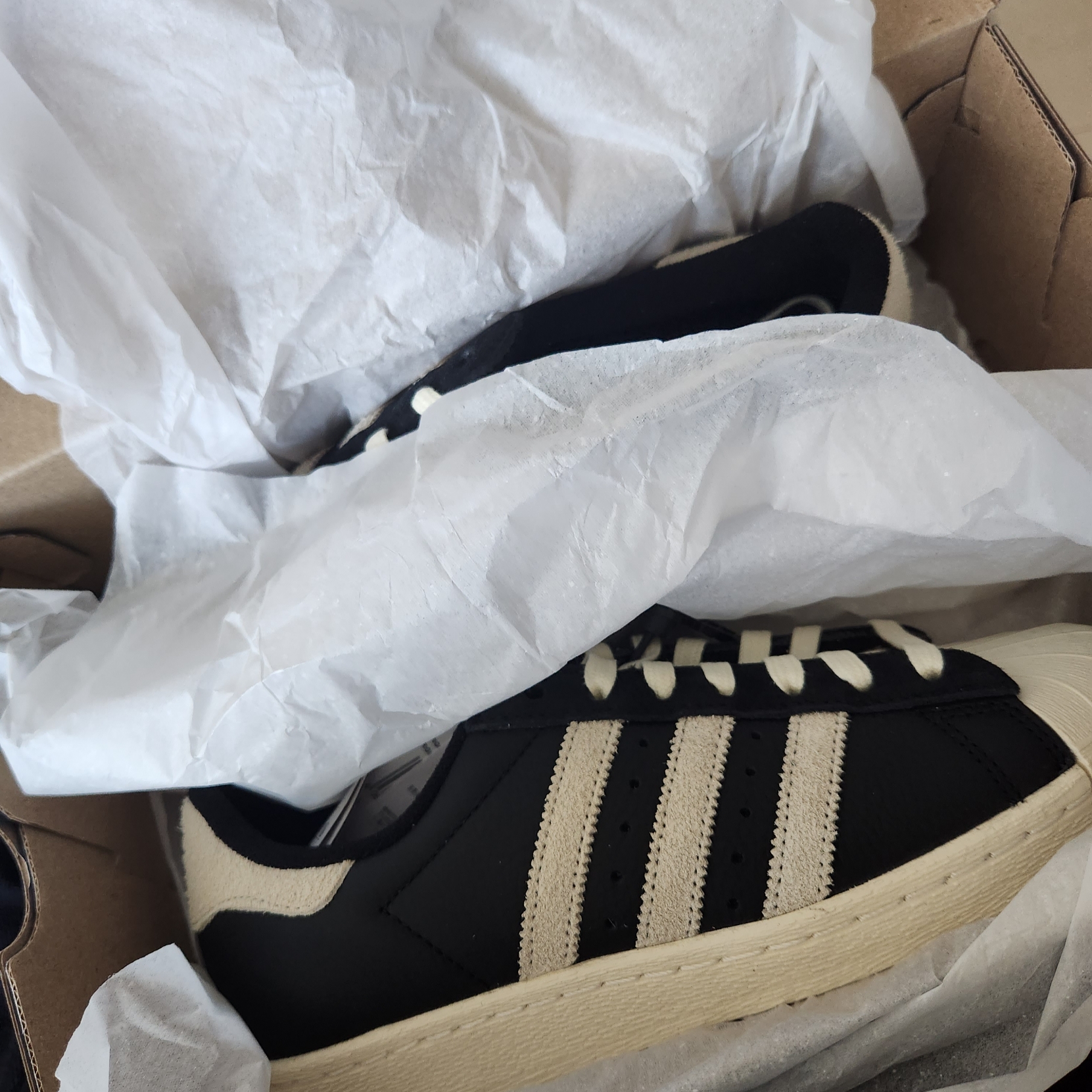Adidas Superstar 82 Black White 착용 스타일