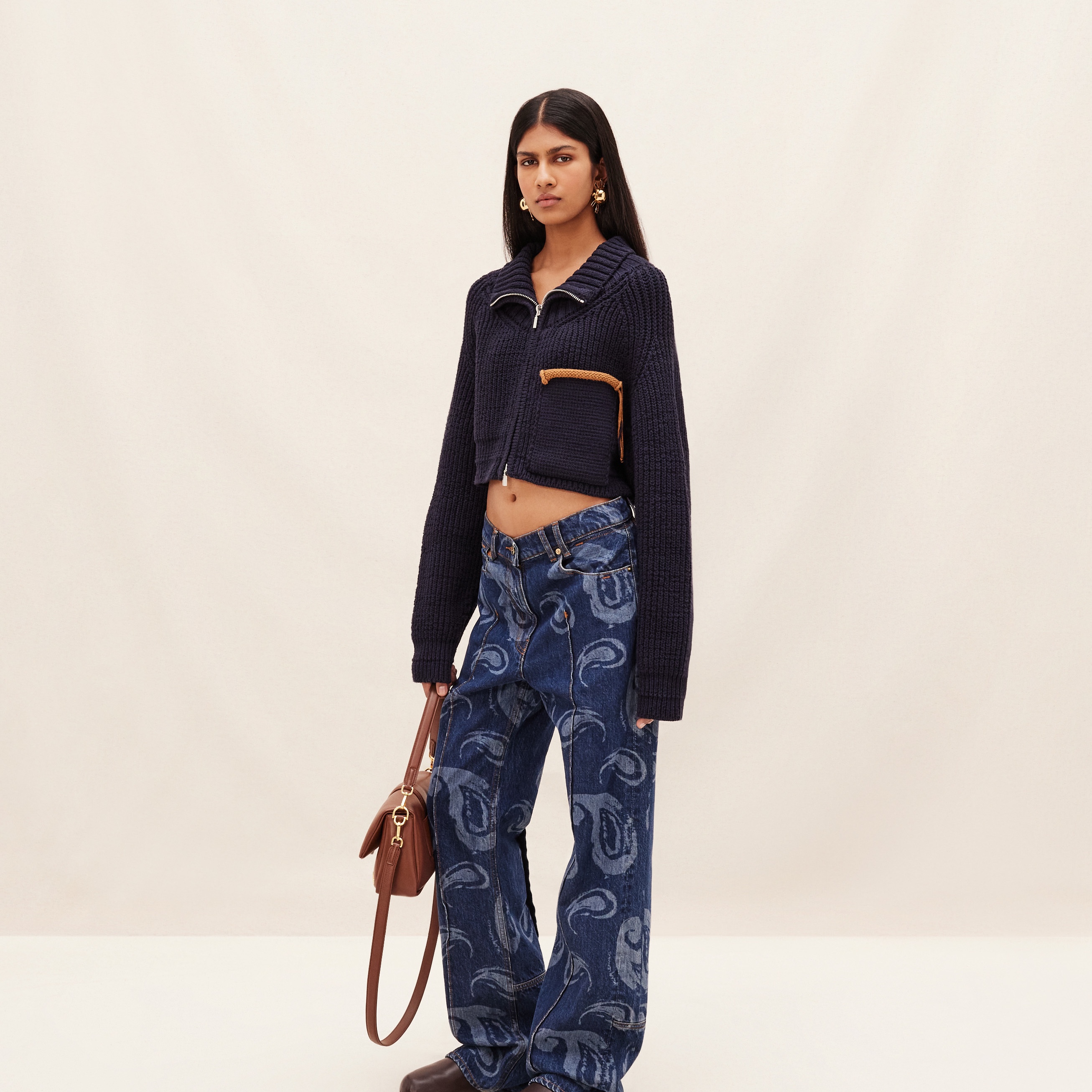 (W) Jacquemus Le Cardigan Arco Court High Neck Cardigan Navy 착용 스타일 - 3