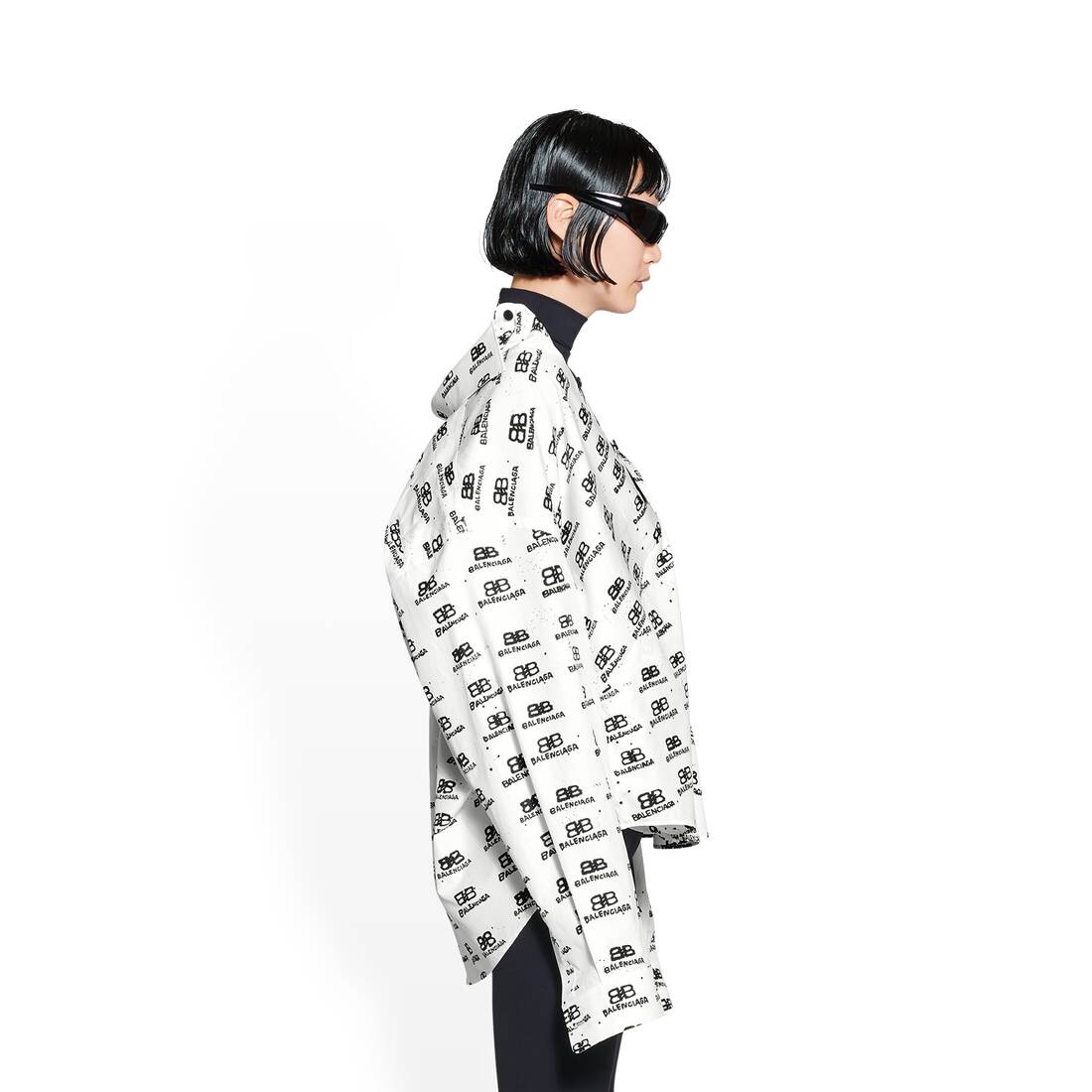 (W) Balenciaga Hand Drawn BB Icon Swing Shirt White 착용 스타일 - 3