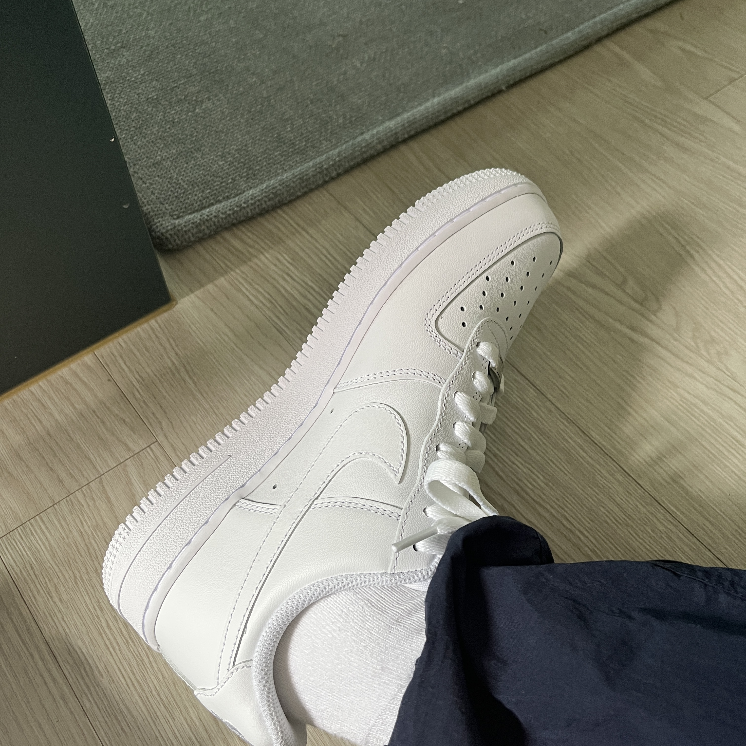 Nike Air Force 1 '07 Low White 착용 스타일 - 2