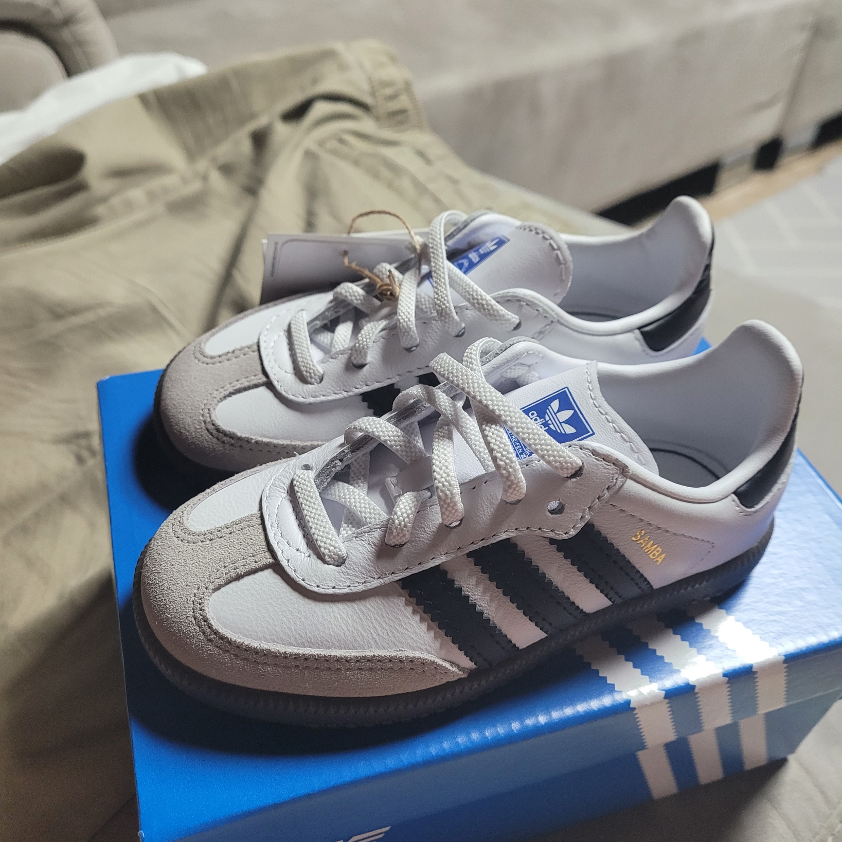 (Infant) Adidas Samba OG Cloud White Core Black 착용 스타일 - 2
