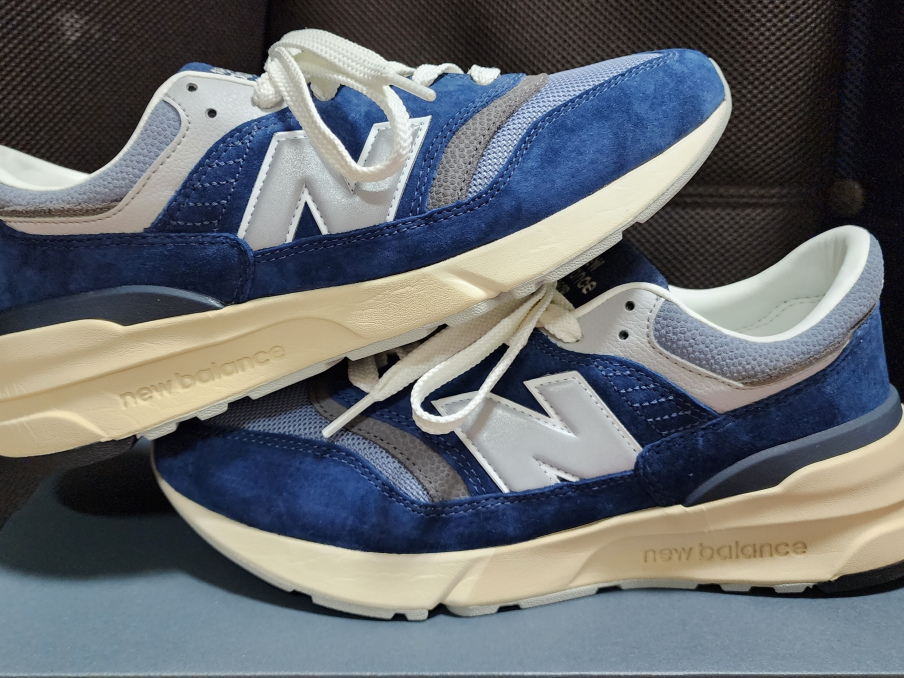 New Balance 997R Navy Arctic Grey, New Balance x Carhartt WIP 990v1 Made in USA Sculpture Center 착용 스타일 - 1