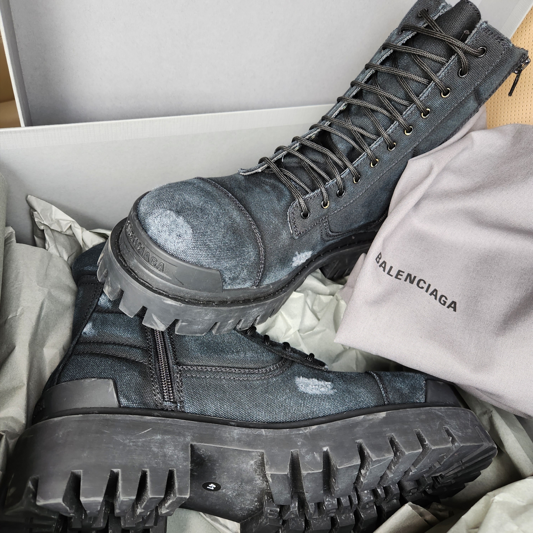 Balenciaga Combat Strike 20mm Boots Black, Undermycar Black Mamba Slim Fit Red Stitch Wax Coating Jeans Rumba Red - 22FW 착용 스타일 - 1